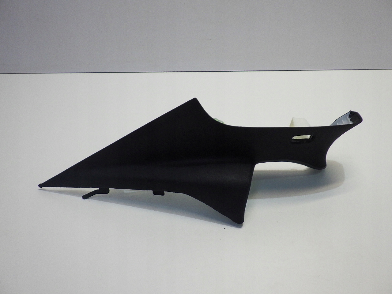 CLA II W118 22 крышка стойки задняя левая A1186900600