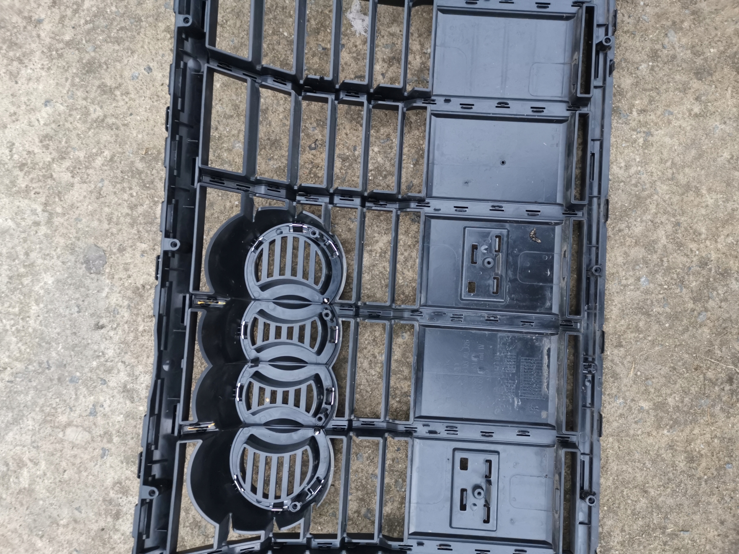 решетка радиатора Q3 II 83A s-line 83A853651E