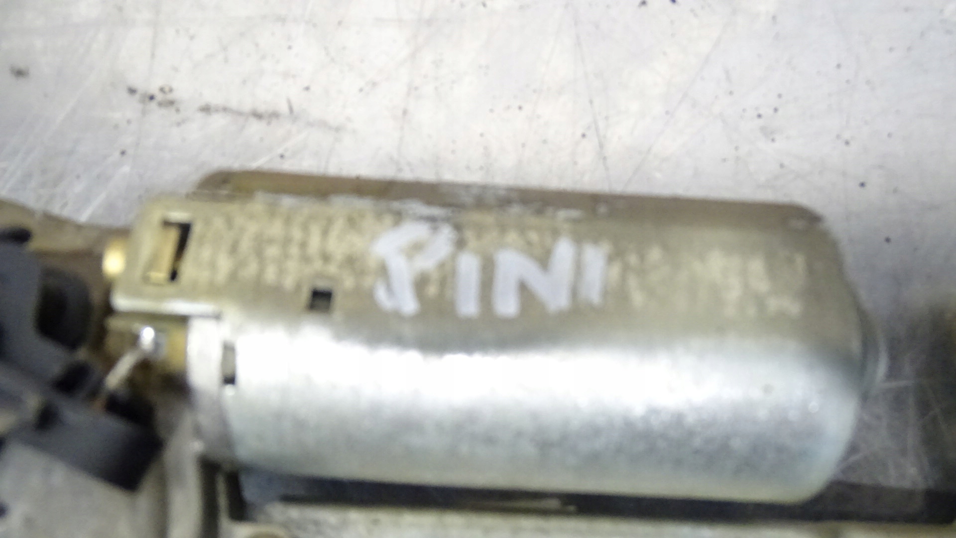 SILNICZEK WYCIERACZKI TYLNEJ MITSHUBISHI PAJERO PININ 2.0GDI Producent części Inny