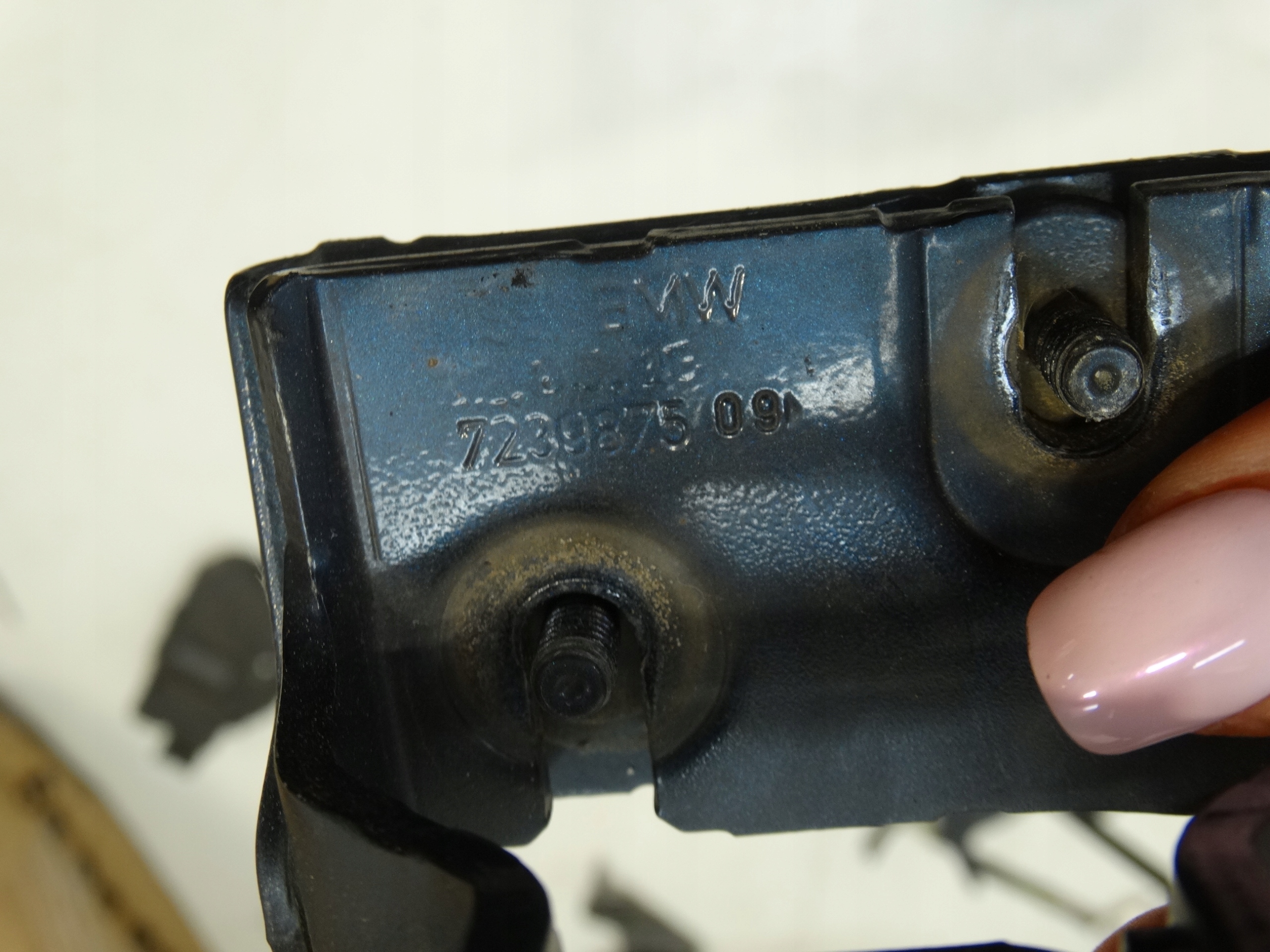 hinge bonnet boot left BMW 1 F20 2013R. 7239875