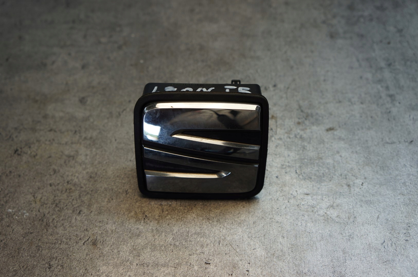 KLAMKA KLAPY BAGAŻNIKA TYŁ TYLNA SEAT LEON III 5F0827565B MIKROSTYK