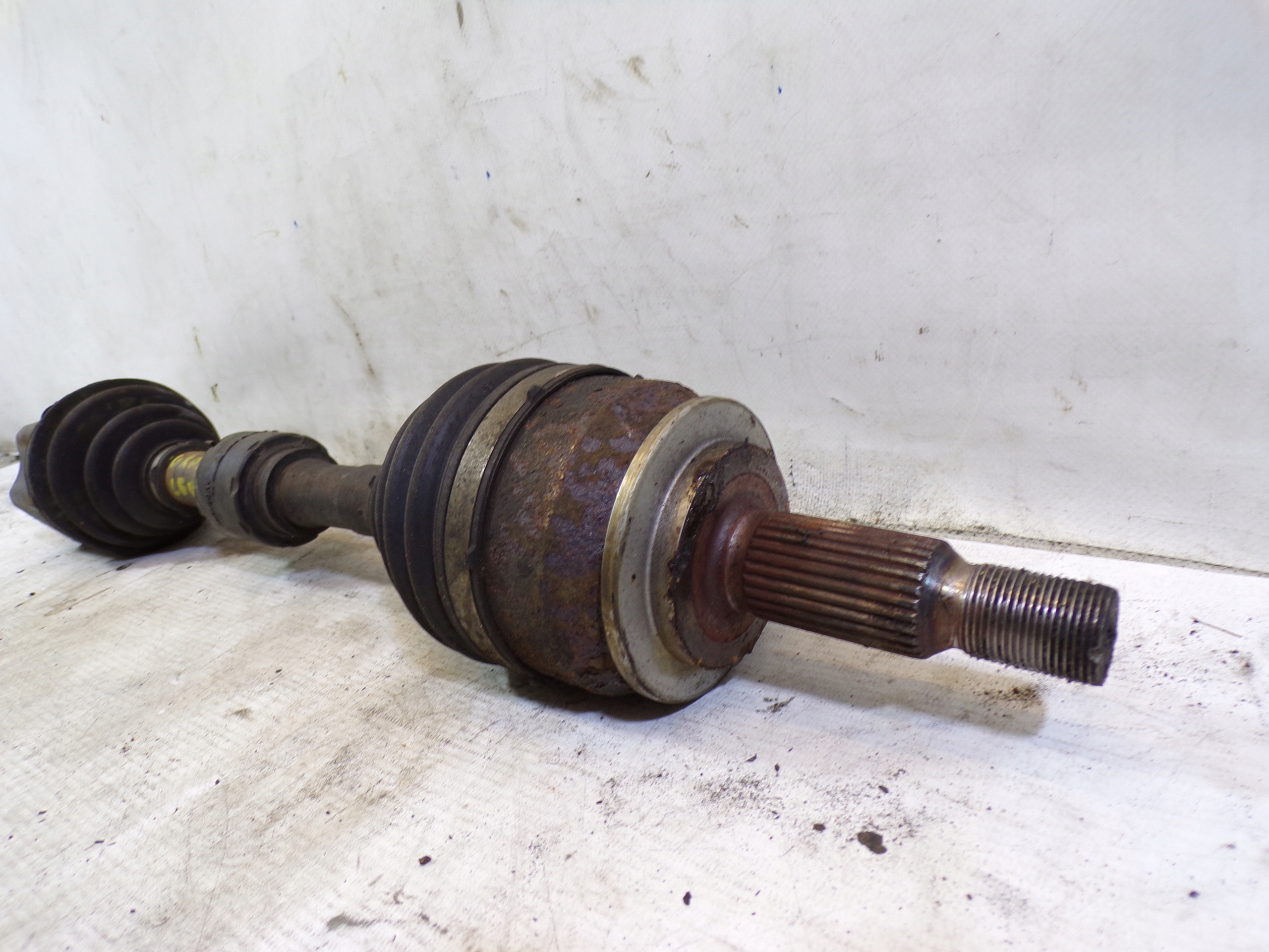 semi-axis left MITSUBISHI GRANDIS 2.4b