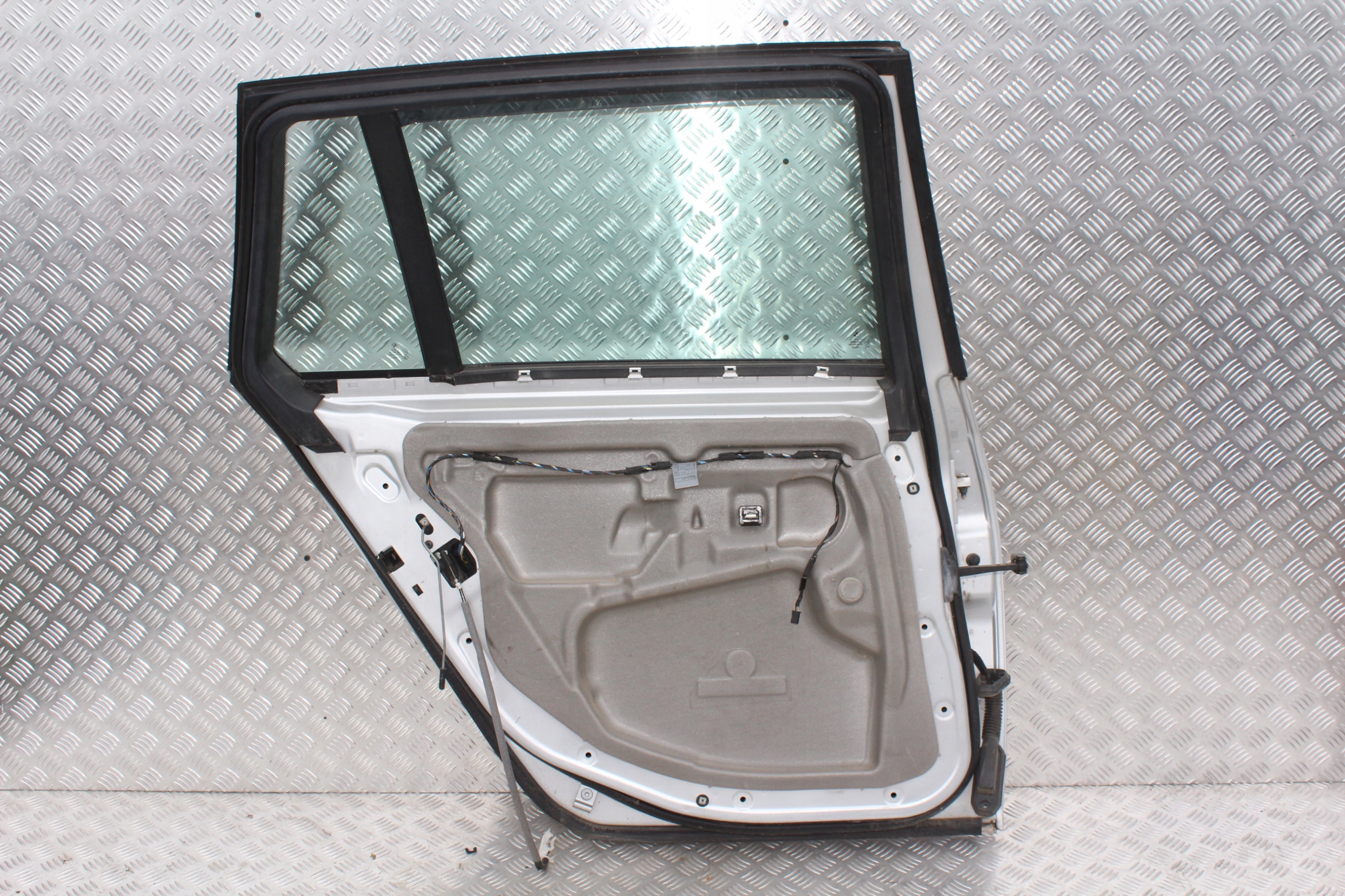 BMW 5 E61 DRZWI LEWY TYŁ TYLNE TITANSILBER 354 Strona zabudowy tył - lewa