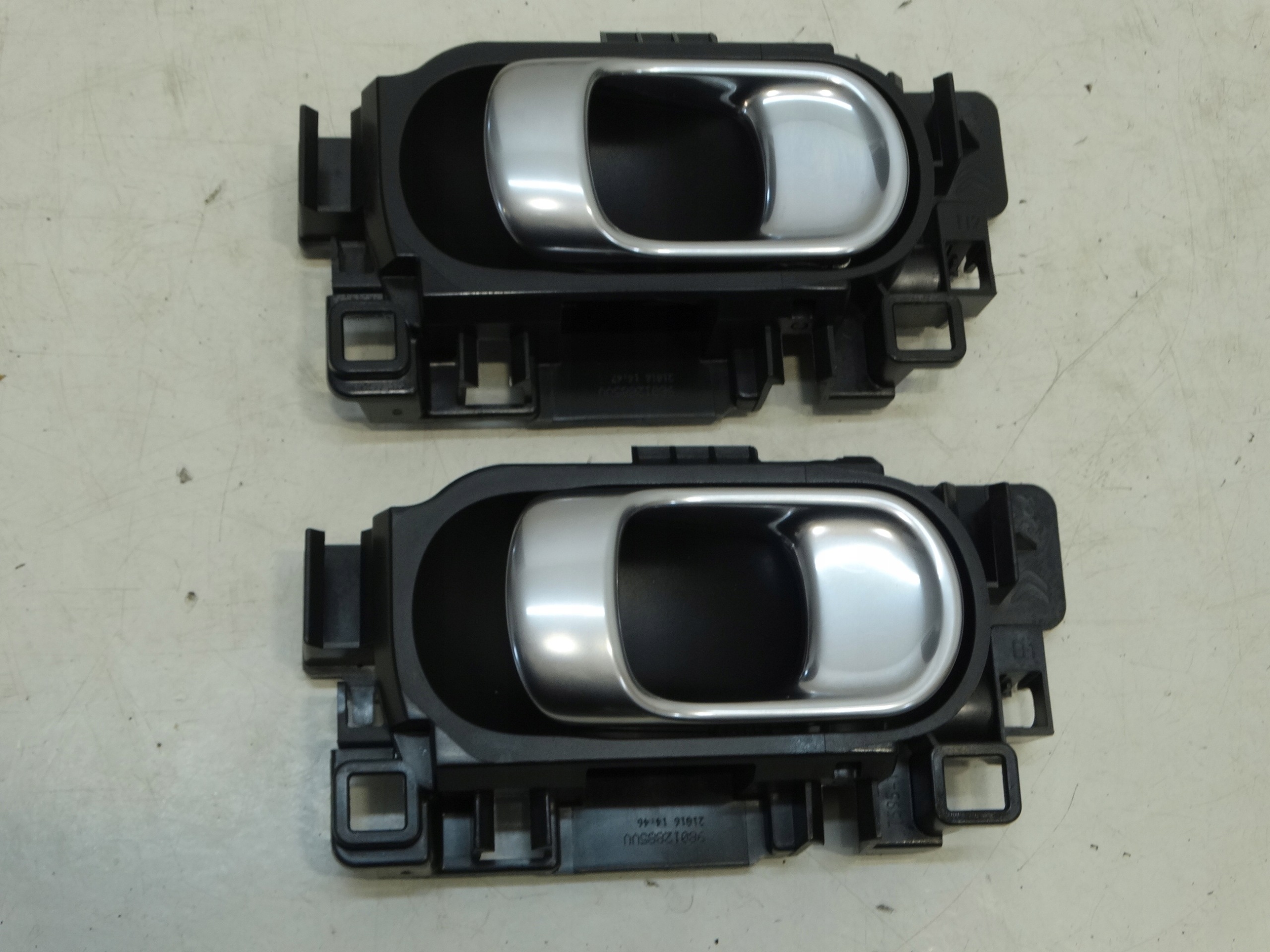 handle inner right front rear part CITROEN C4 CACTUS 16R. 98012885VV