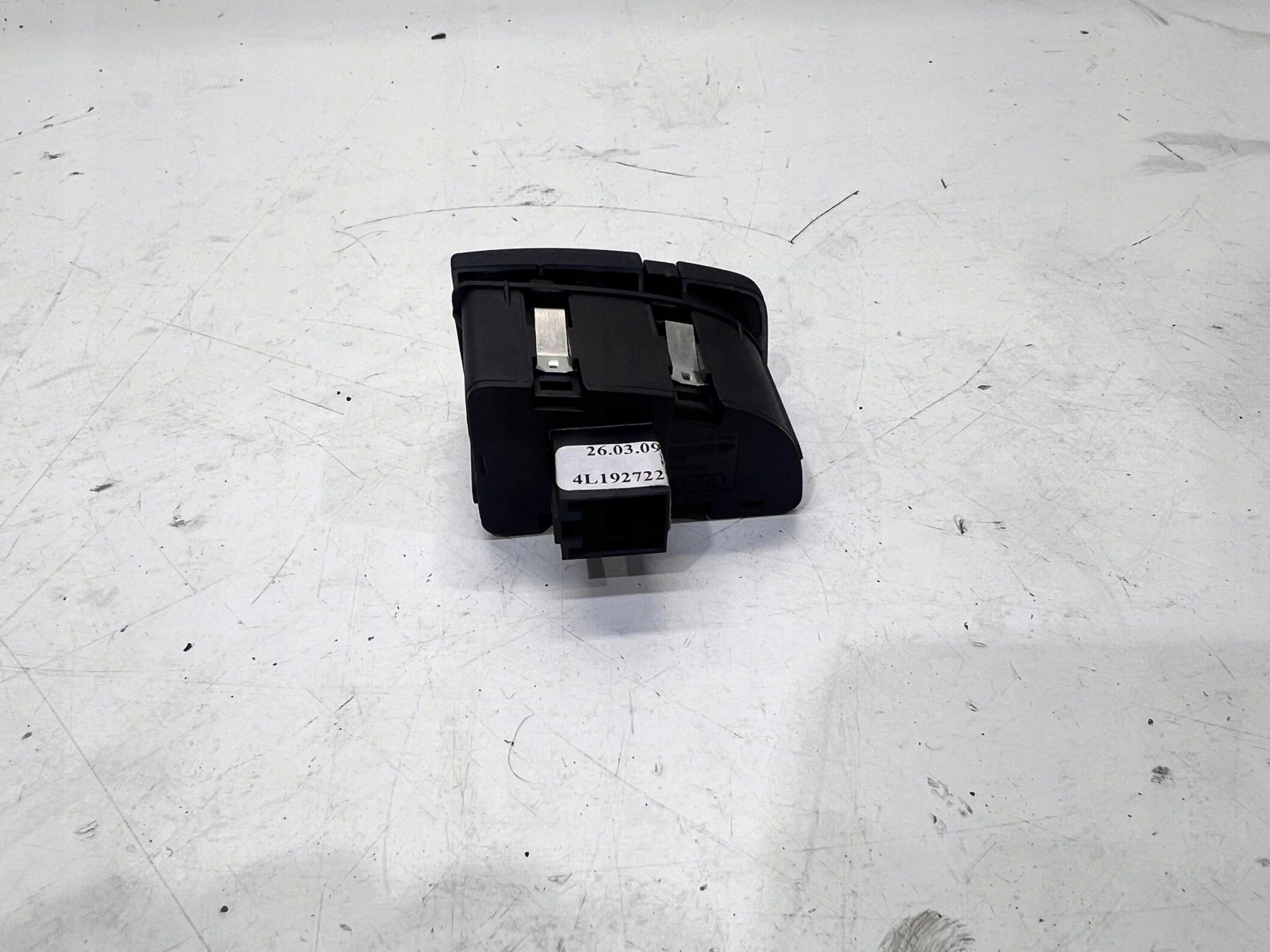 Schalter OTWIERANIA Handschuhfach AUDI A6 C6 4L1927227