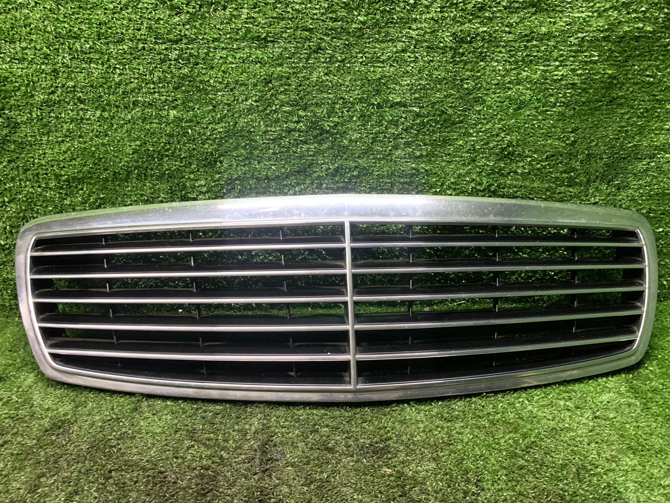 Mercedes E-Klasa W211 02/06 grill atrapa chłodnicy A2118800583