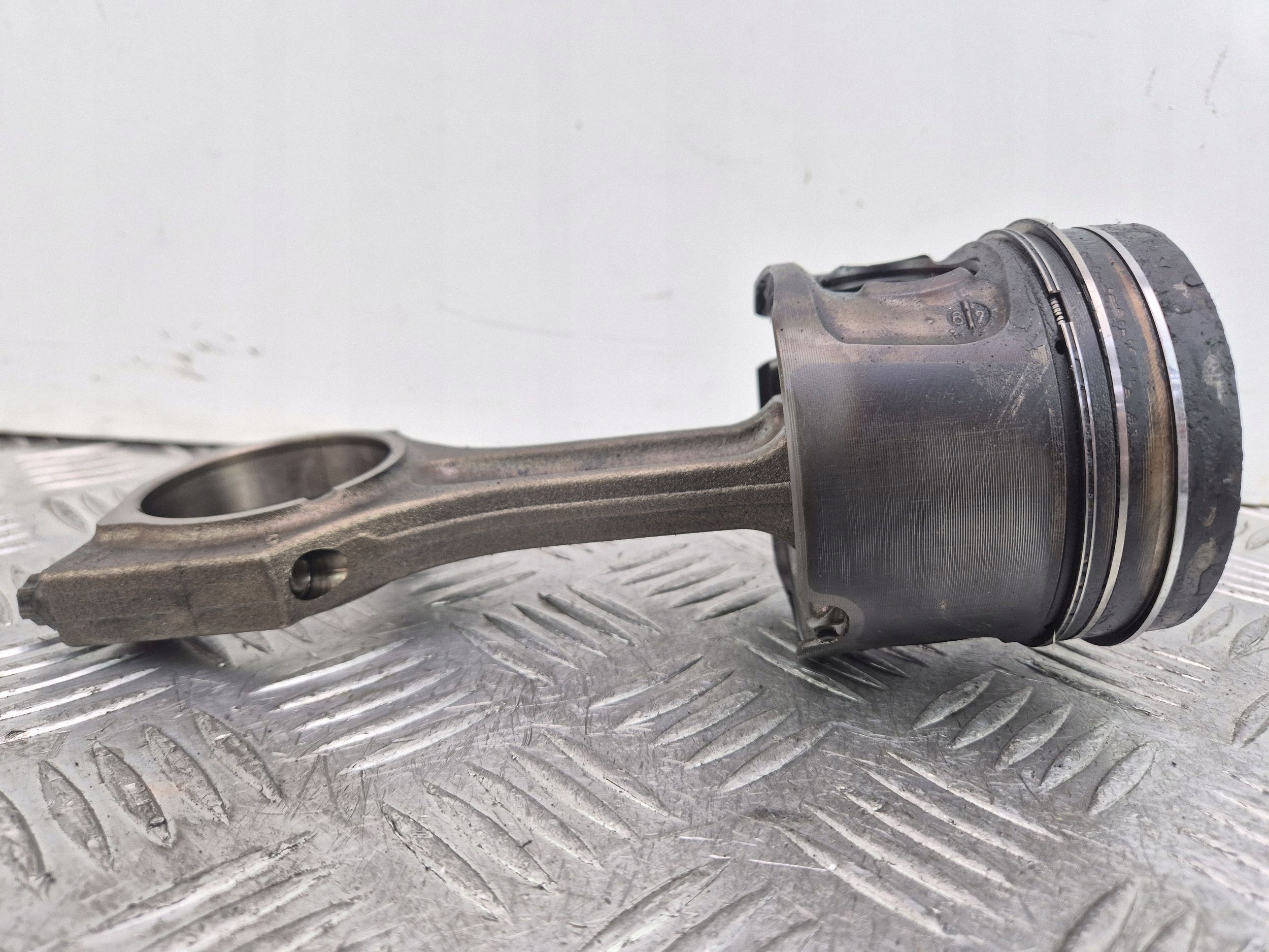 dugattyú hajtókar BMW 5 E60 E61 520d N47D20A 0840BB