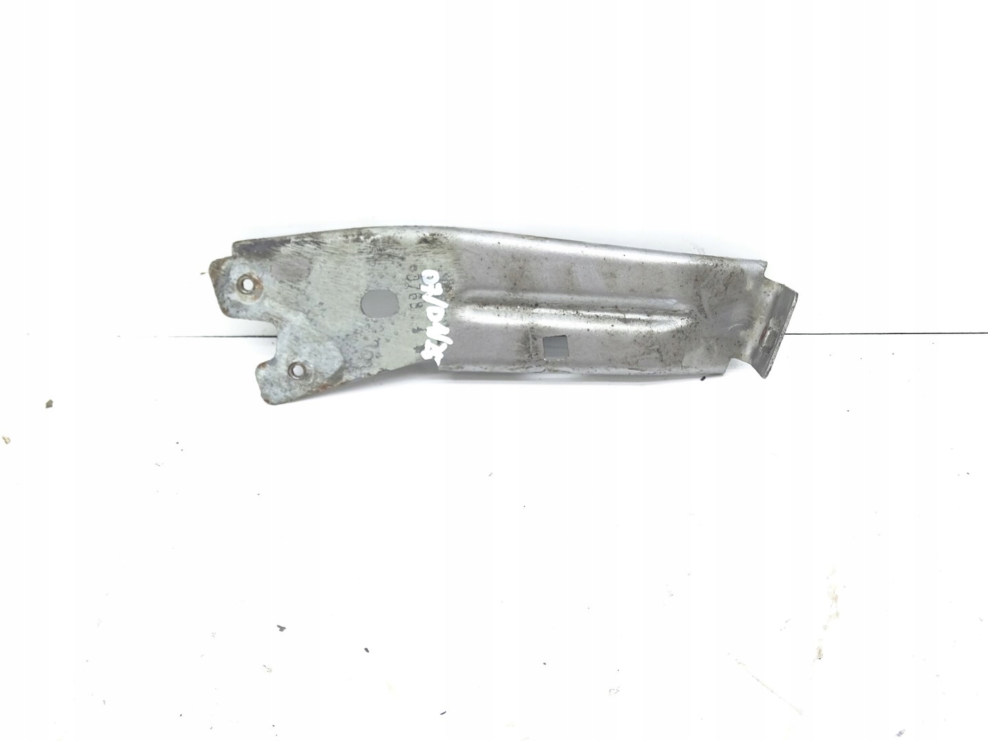 bracket of a fender left front front MASERATI GHIBLI III M157 D768