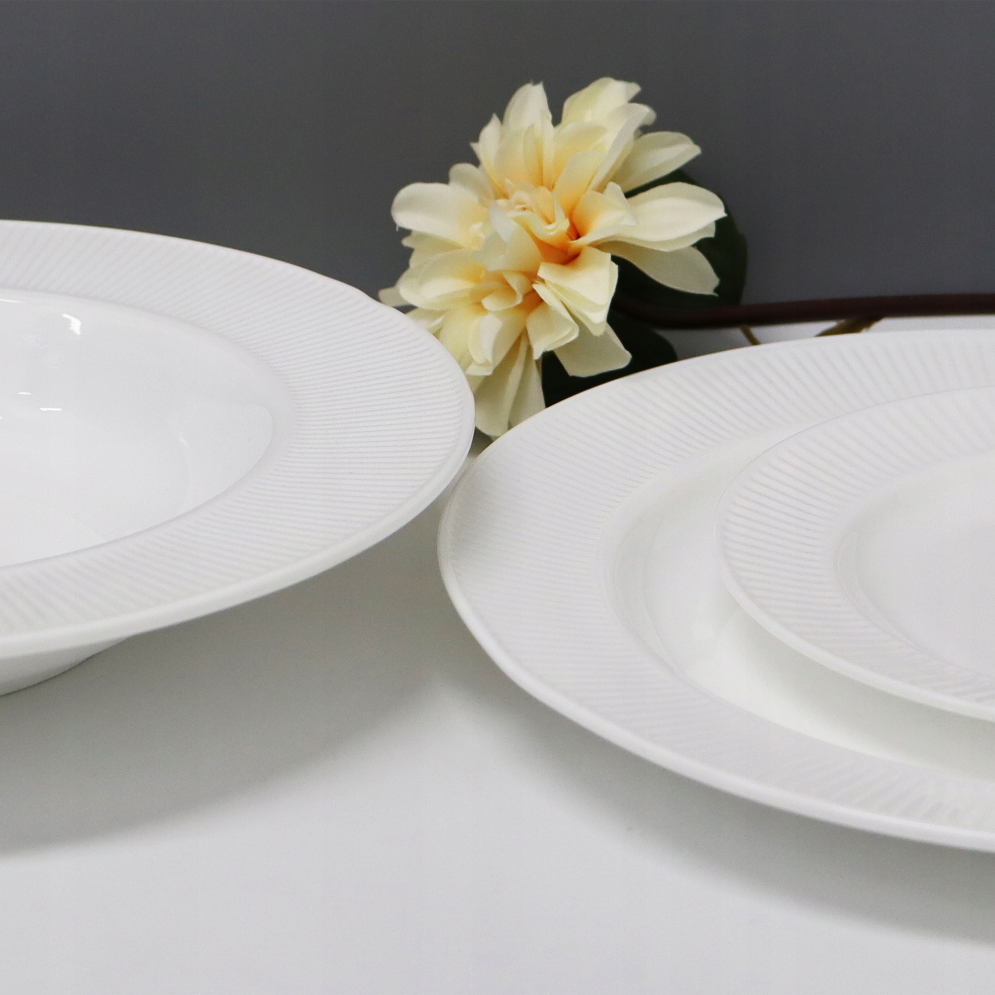 SERWIS OBIADOWY RYFLOWANY 18 EL DLA 6 OSÓB KPL TALERZY ZE ZDOBIENIEM SZKŁO