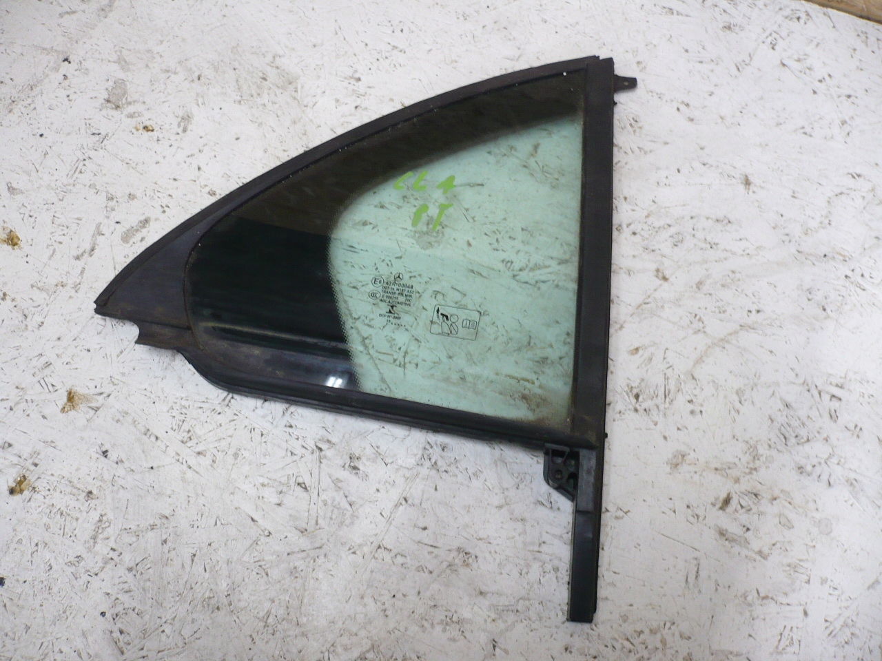 43R-00048 - Правое боковое стекло MERCEDES W176 треугольник 13R