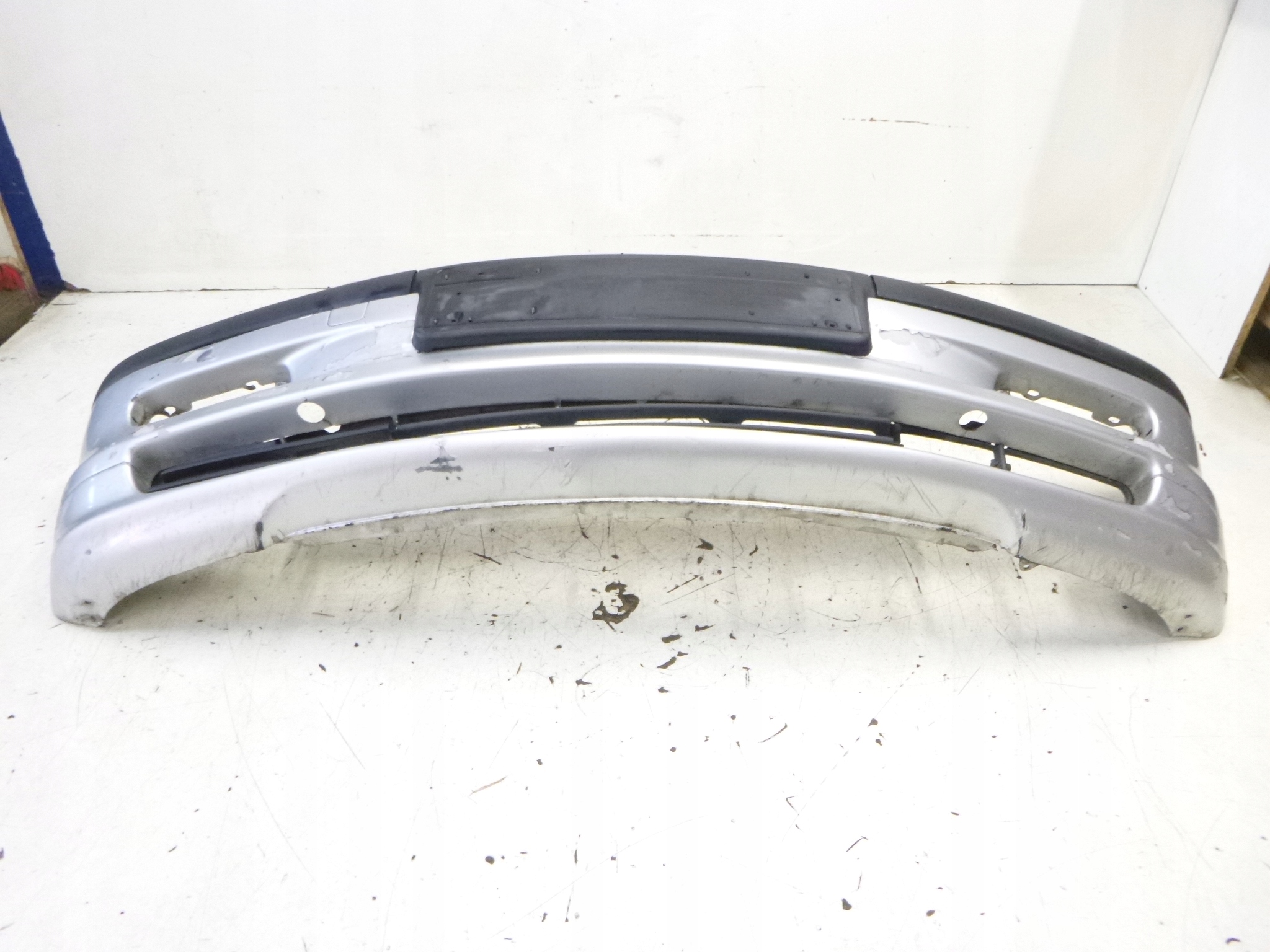 Frontstoßstange BMW E46 354/7 2000r. Sedan