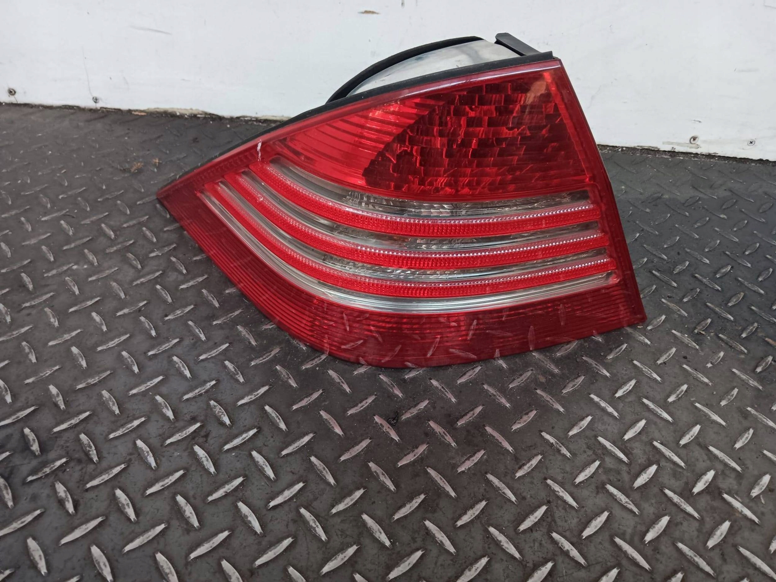 LAMPA LEWY TYŁ TYLNA MERCEDES W220 LIFT A2208200764 EU