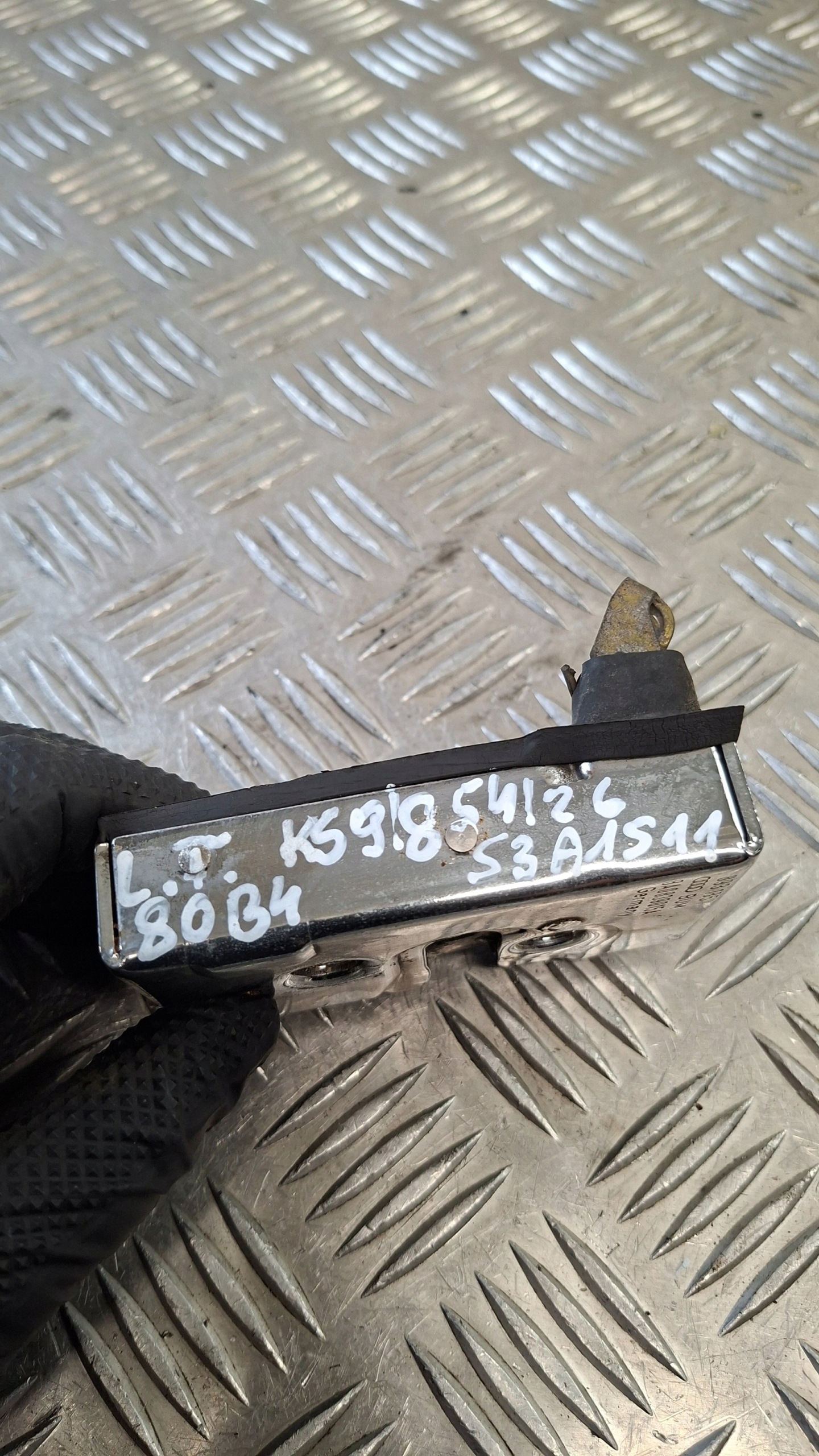 lock door left rear part AUDI 80 B4