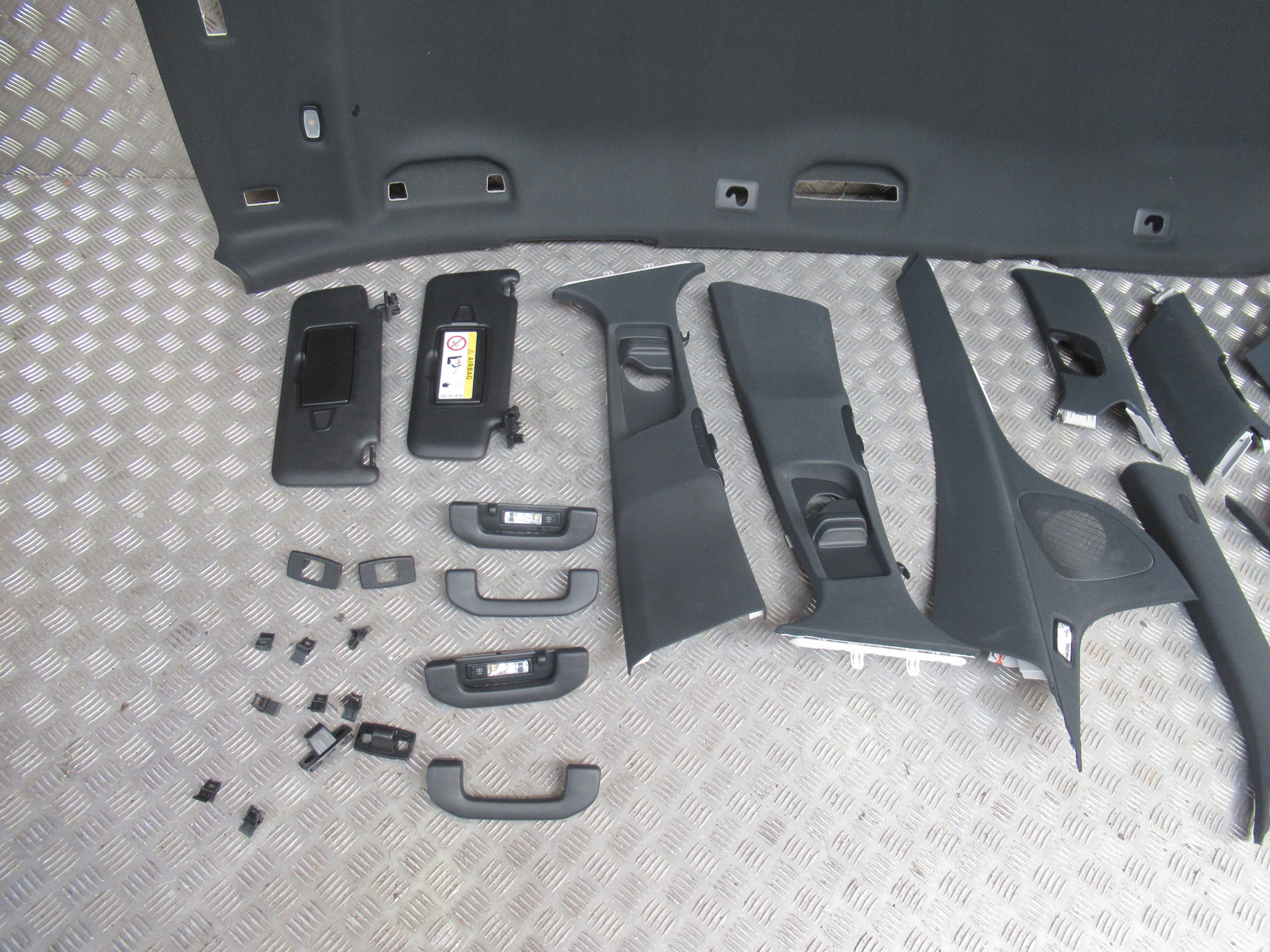 MERCEDES E W213 KOMBI PODSUFITKA CZARNA KOMPLETNA Numer katalogowy części A2136902804