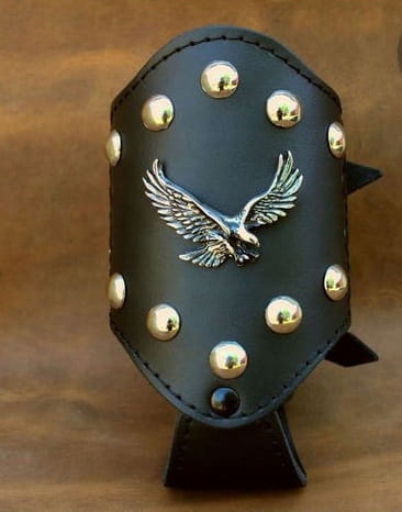 SKÓRZANY UCHWYT NA NAPÓJ N1 Z ĆWIEKAMI I ORŁEM Producent Sako