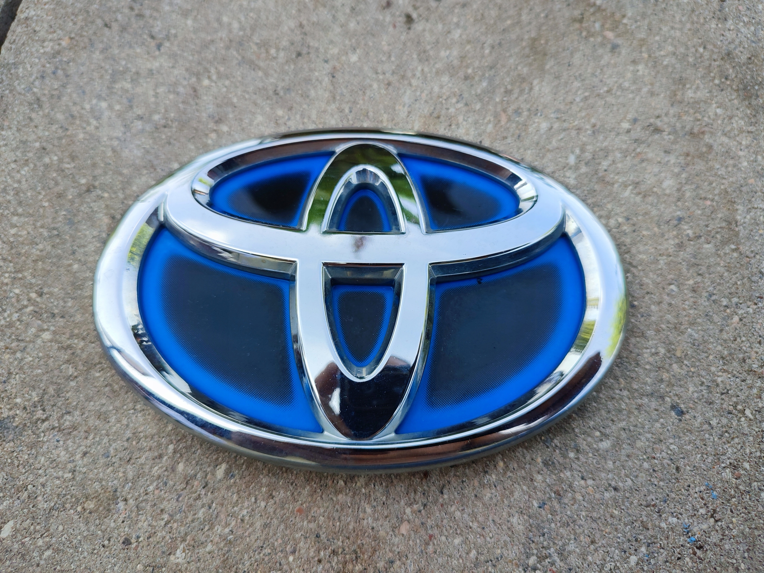 EMBLEMAT ZNACZEK LOGO TOYOTA YARIS IV Hybryda Numer katalogowy części Emblemat