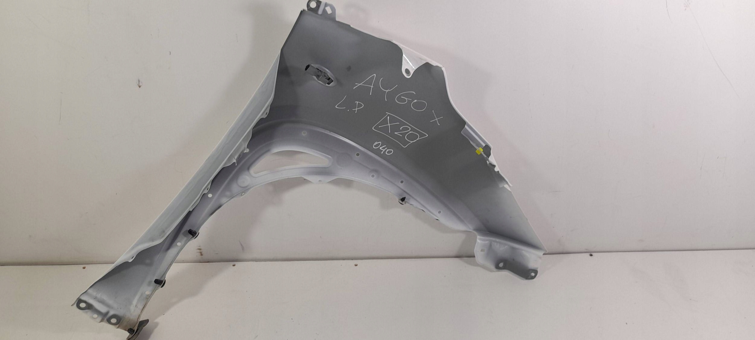 Toyota Aygo X fender front left 040 (X20)