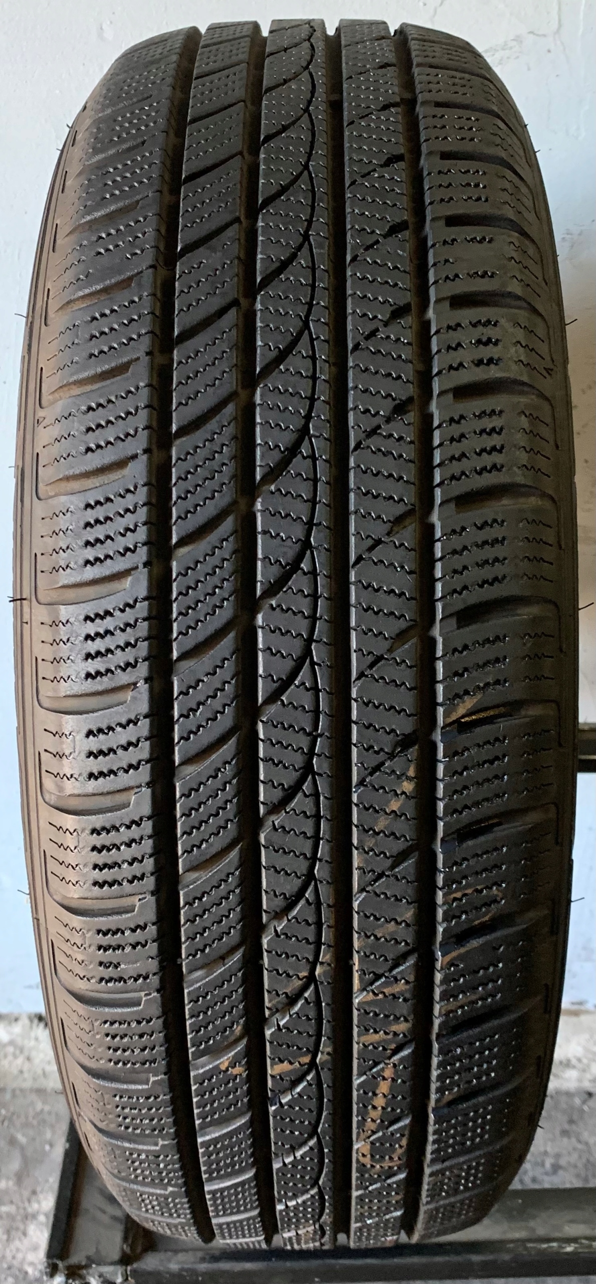 Imperial Ice-Plus S220 215 / 65R16