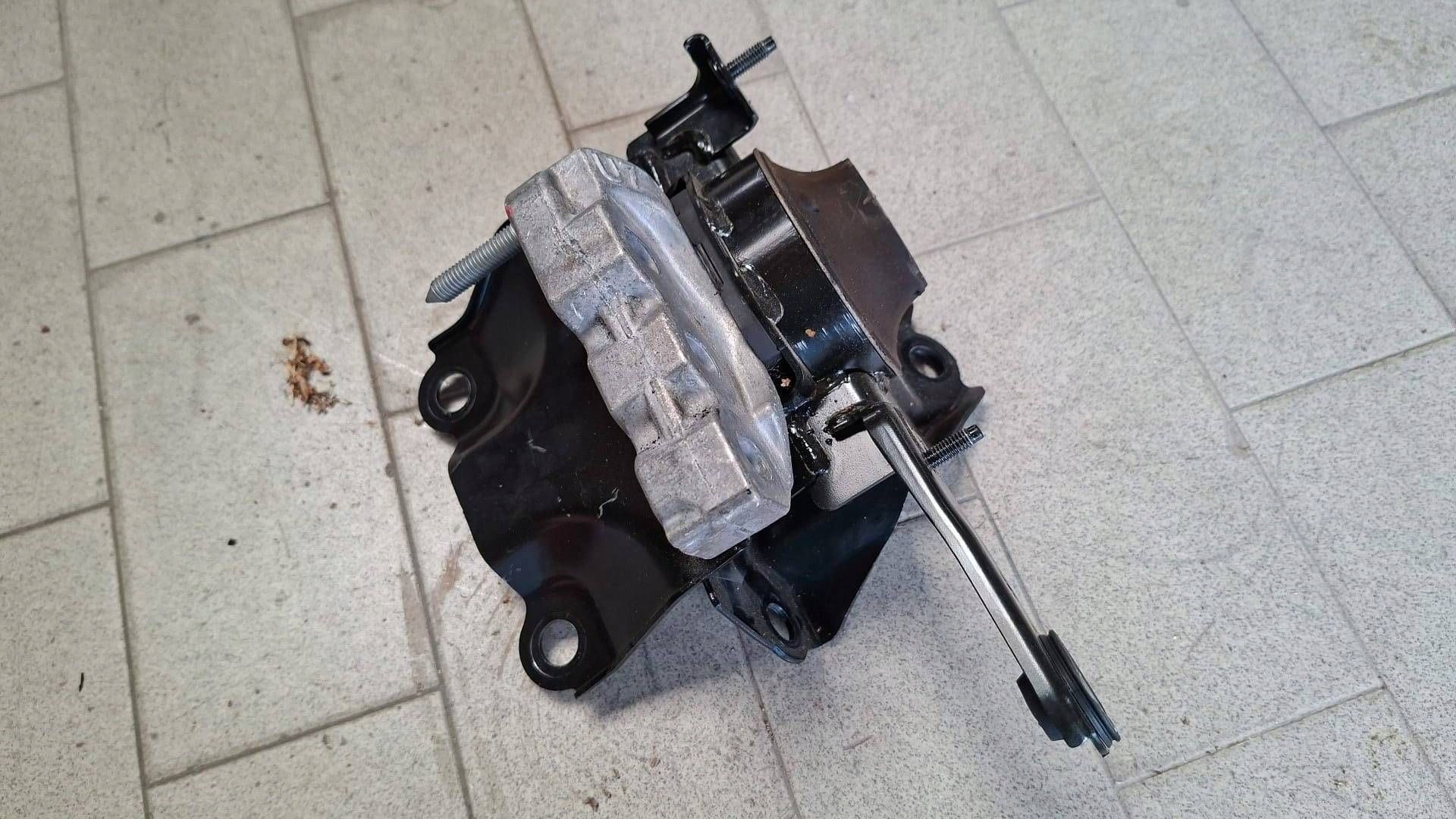 holder engine mount Mazda 2 hybrid 2024r