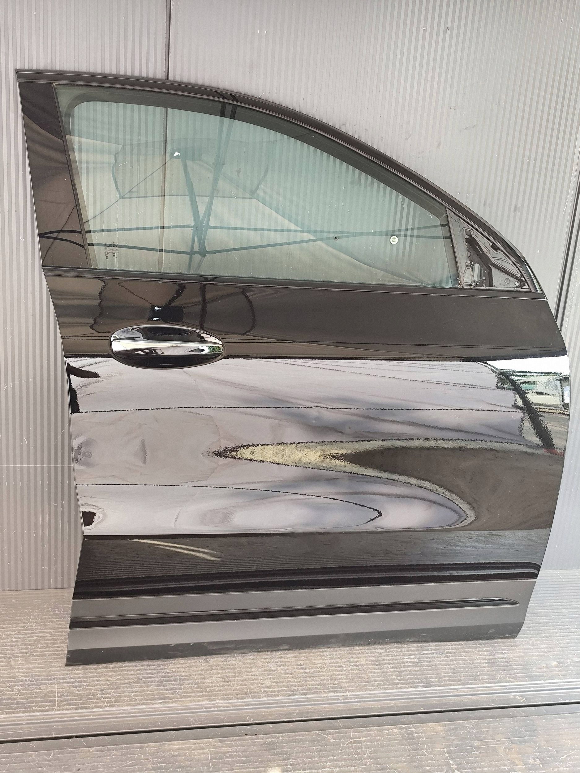 MERCEDES GLA 247 door front right complete DEMONTAZ