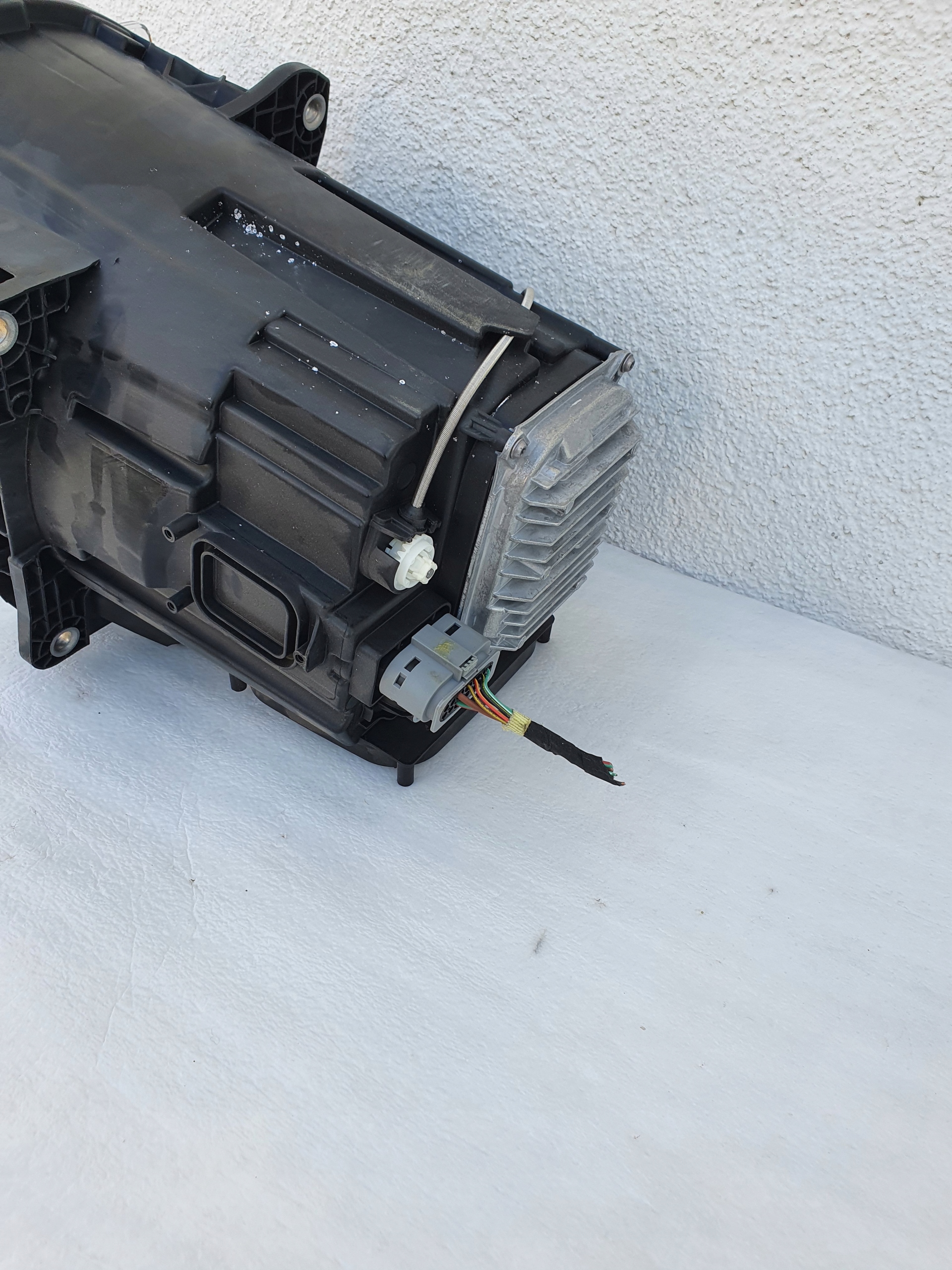 LAMPA PRZÓD PRAWA MERCEDES W463 G-KLASA FULL LED Strona zabudowy prawa