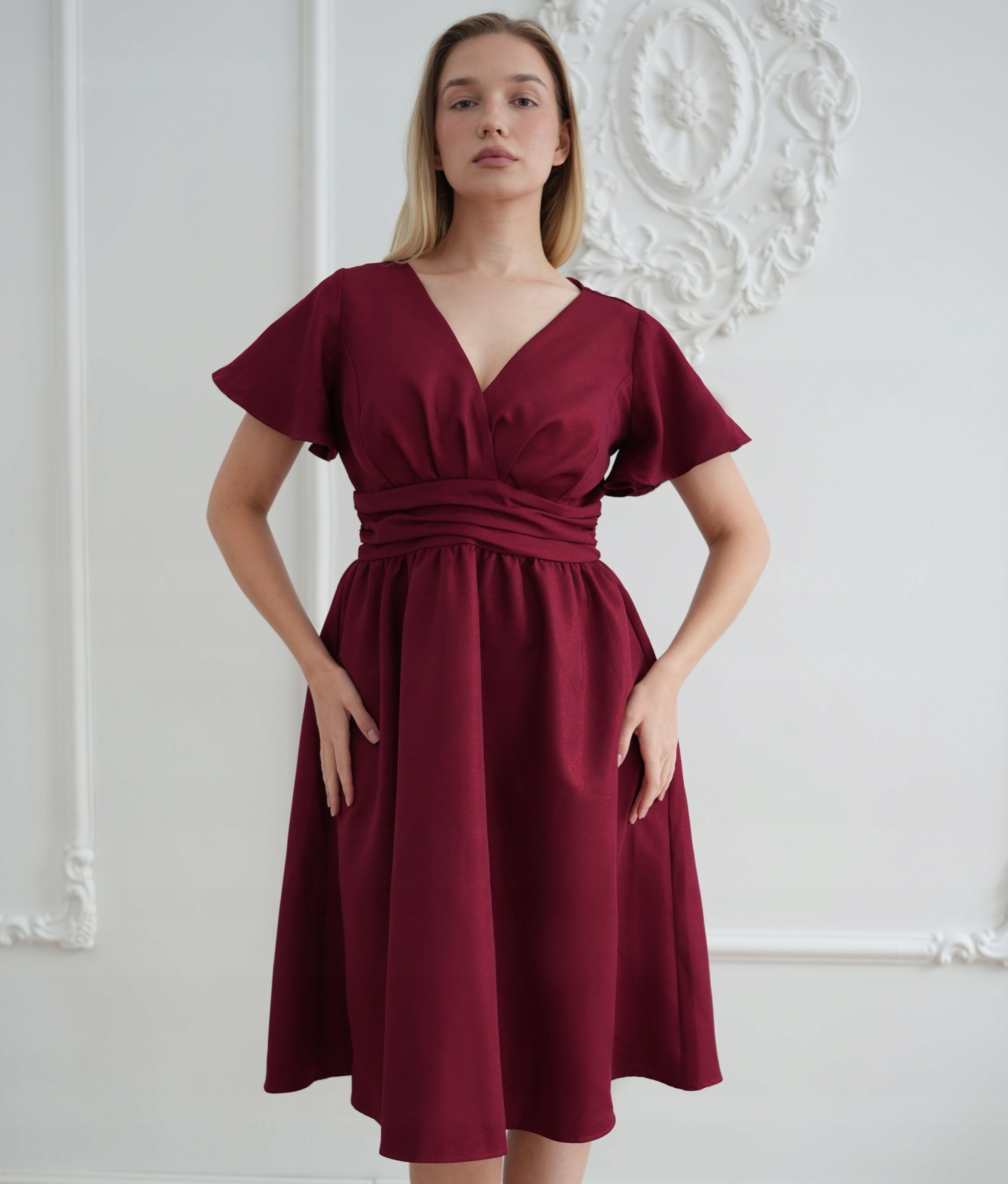Šaty Bordó třešňová midi s zavinovacím výstřihem, brokátová na svatební hostina