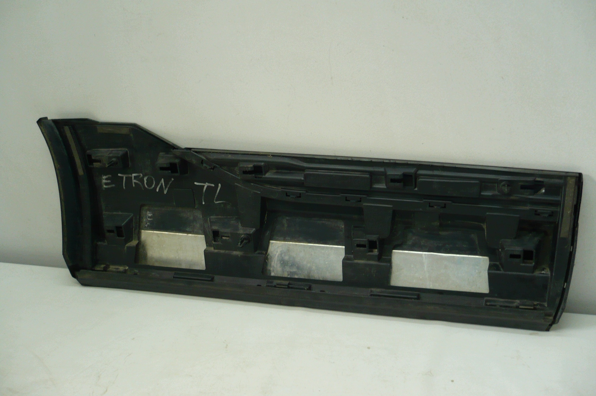 AUDI E-TRON E TRON 2018- moulding door left rear part