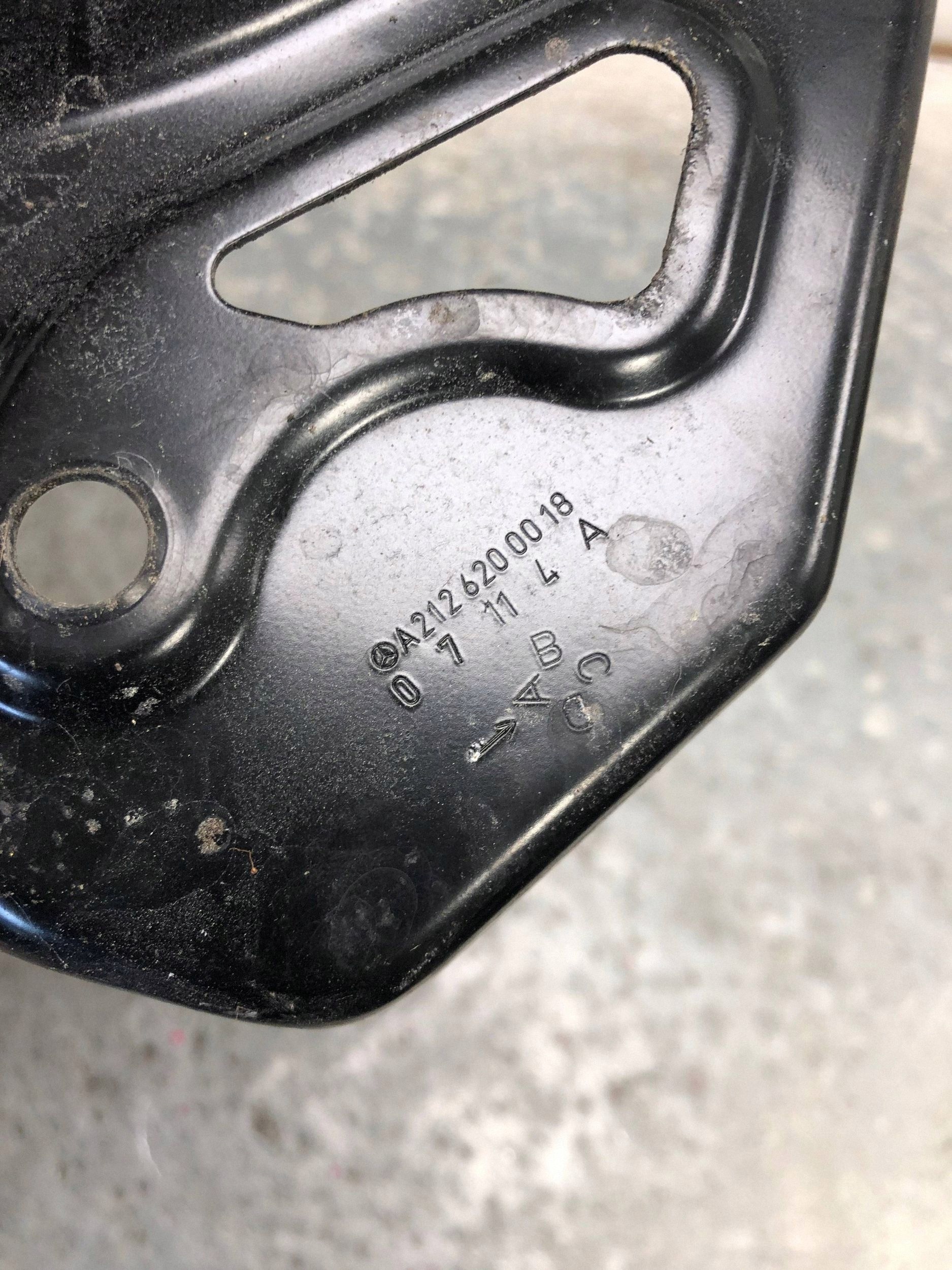 držák akumulátoru MERCEDES W212 A2126200018
