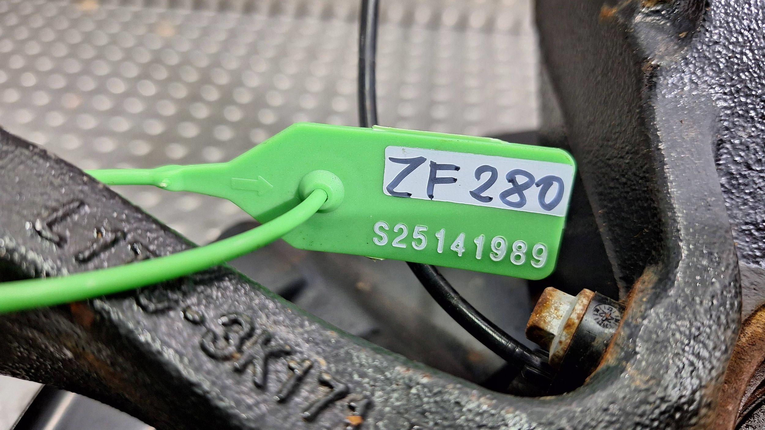 otoč čepu levý předek L1TC-3K171-B1A FORD PUMA MK2