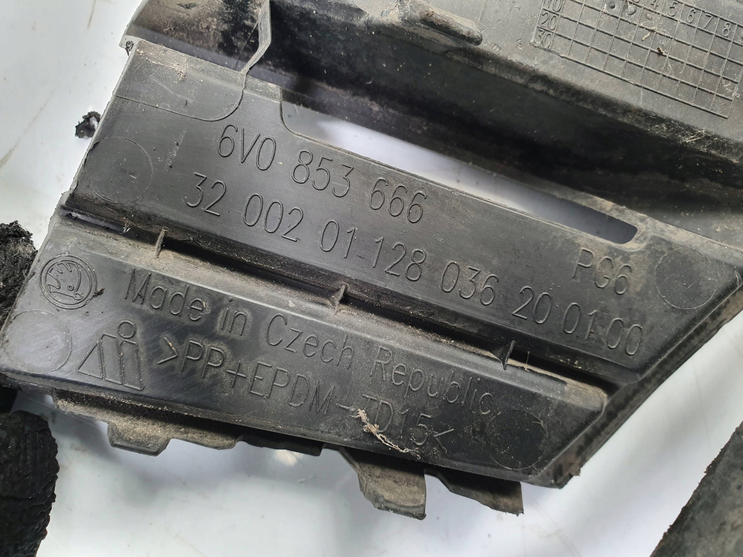 grid of a bumper front 6V0853666 SKODA FABIA III