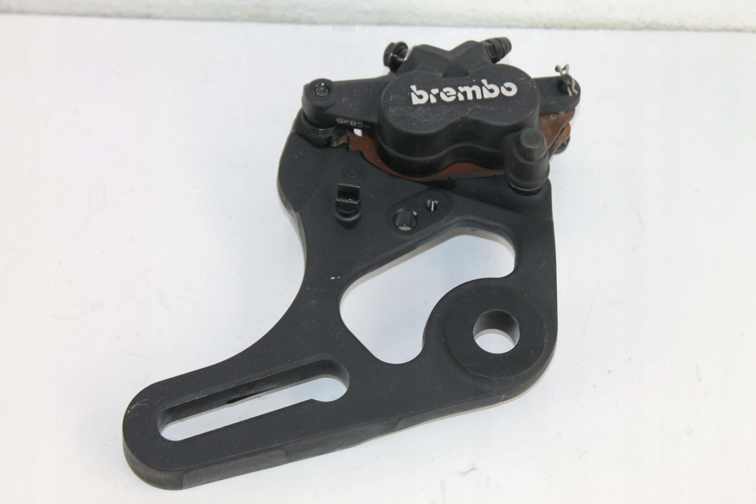 15 - TRIUMPH SCRAMBLER 1200 XE ЗАДНИЙ ТОРМОЗНОЙ СУППОРТ