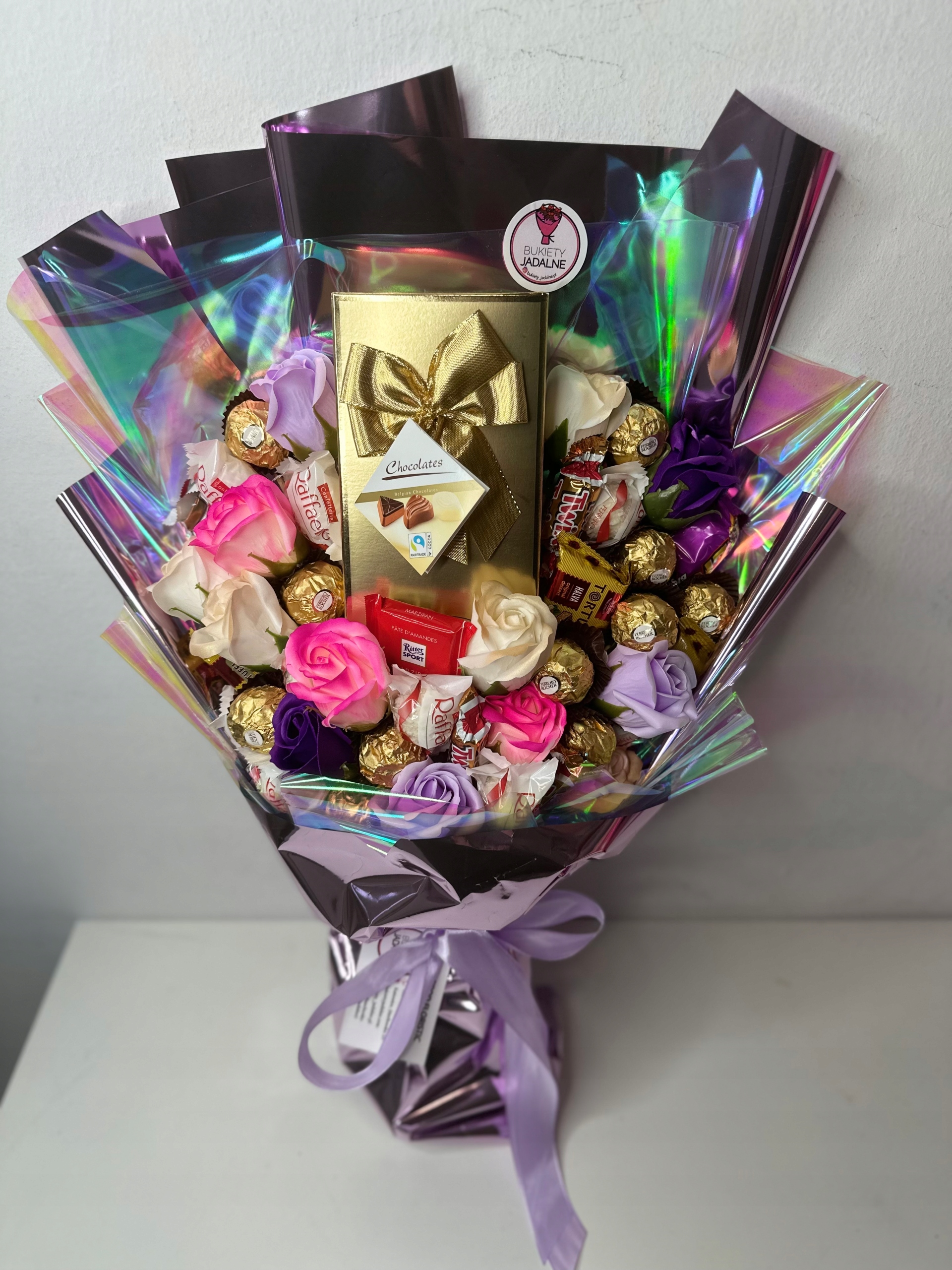 Levně Kytice s bombonierkou fialová