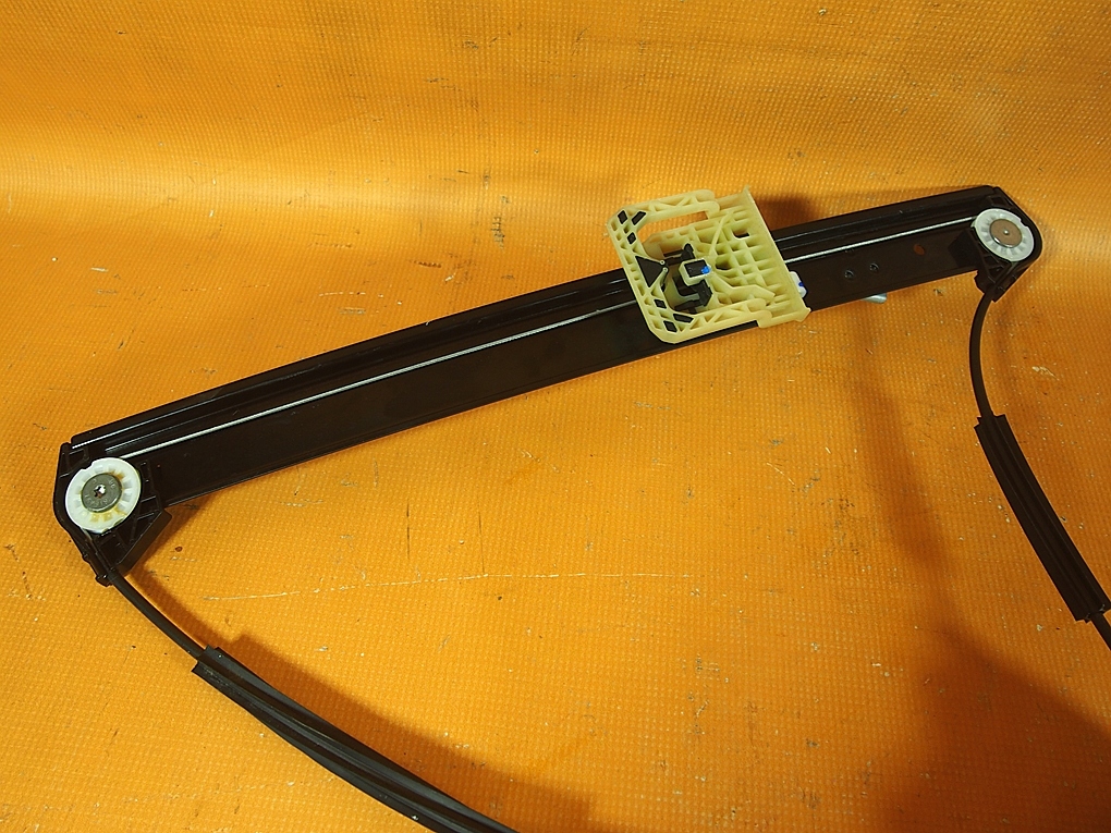 Audi E-Tron 55 4KE 25KM Prowadnica Szyby Tył LEWA 4ke839461 / 4k0959802 Producent części Audi OE