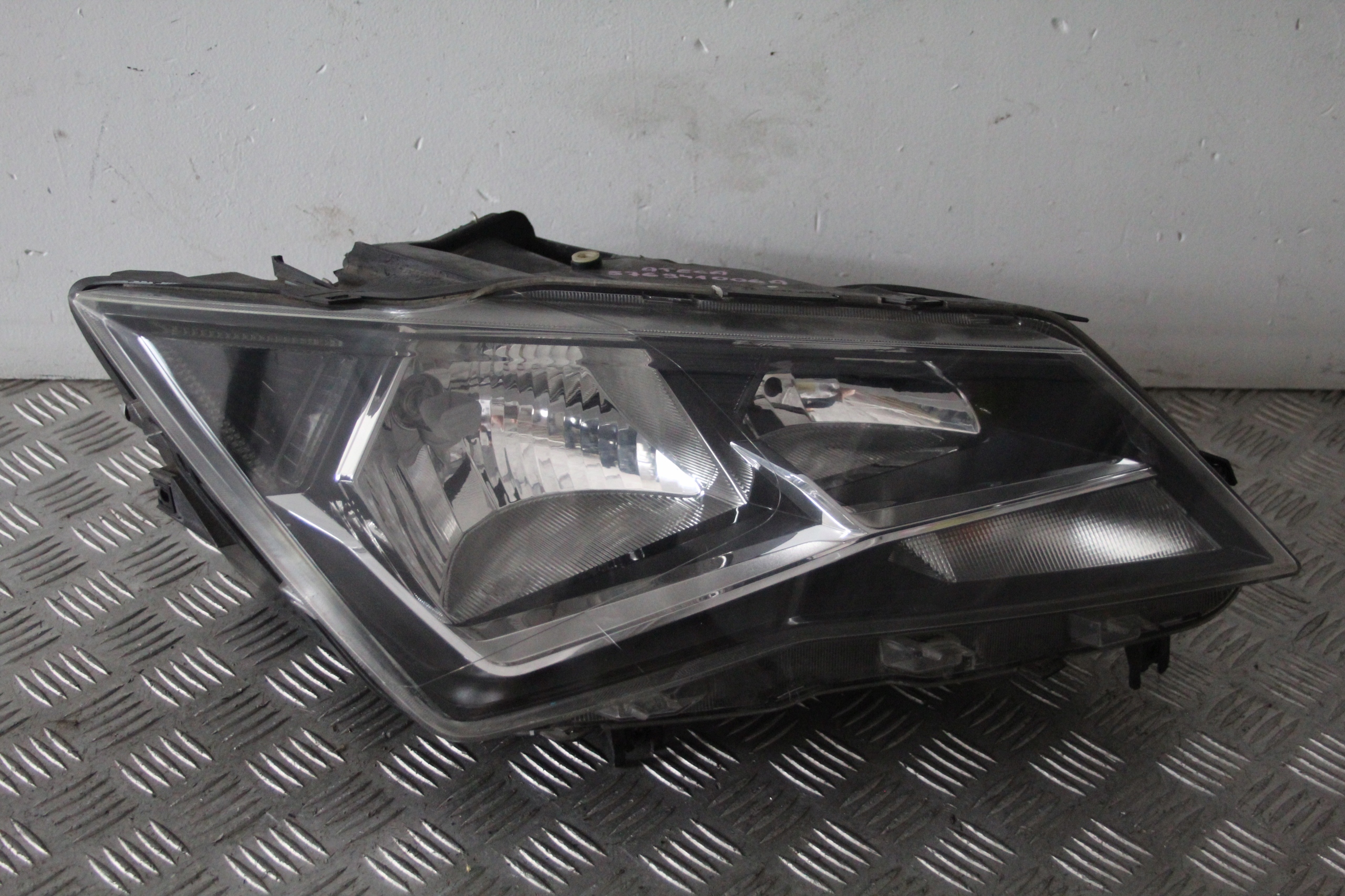 light right front SEAT ATECA 576941006A