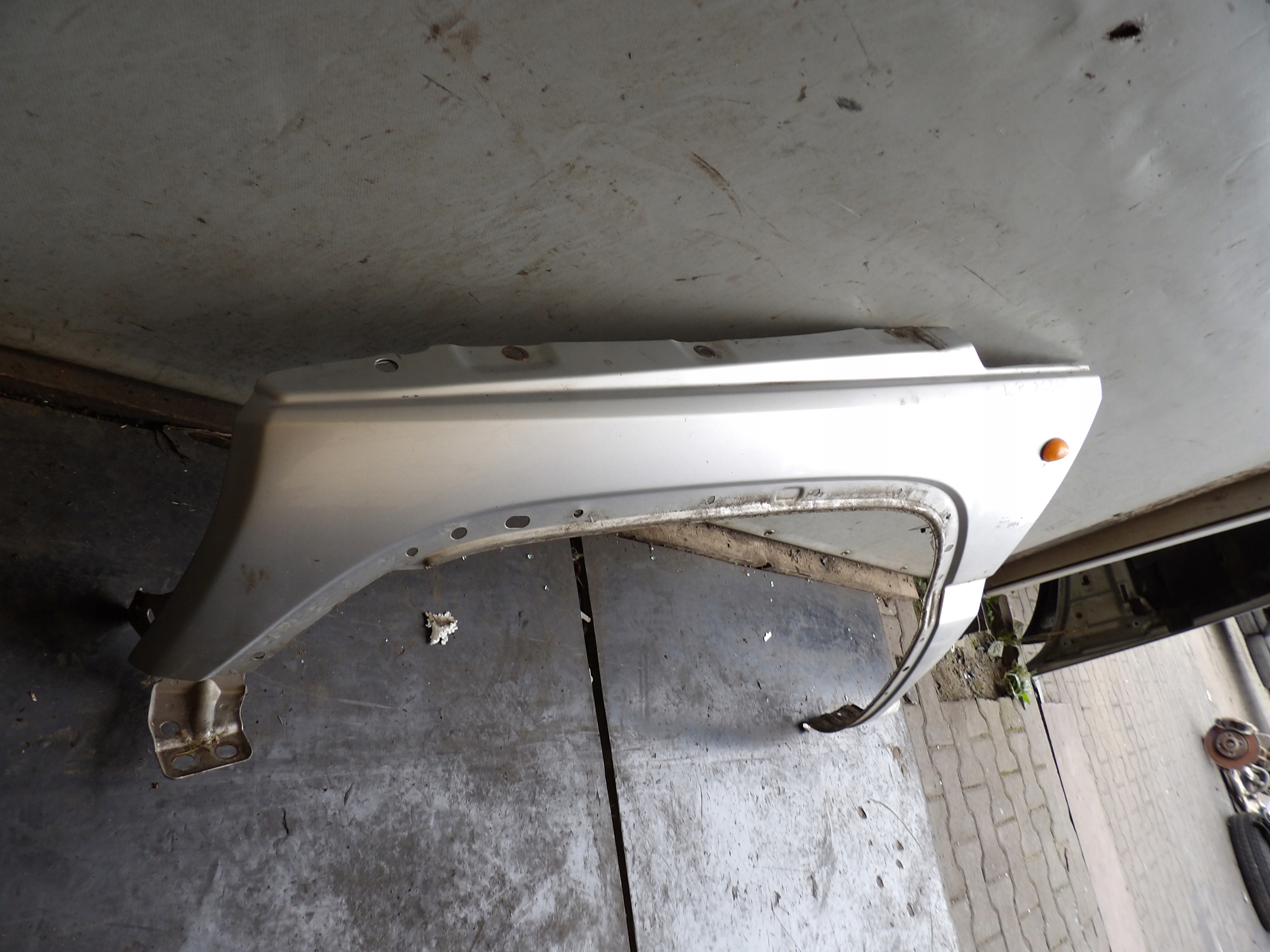 Jeep Cherokee III fender left