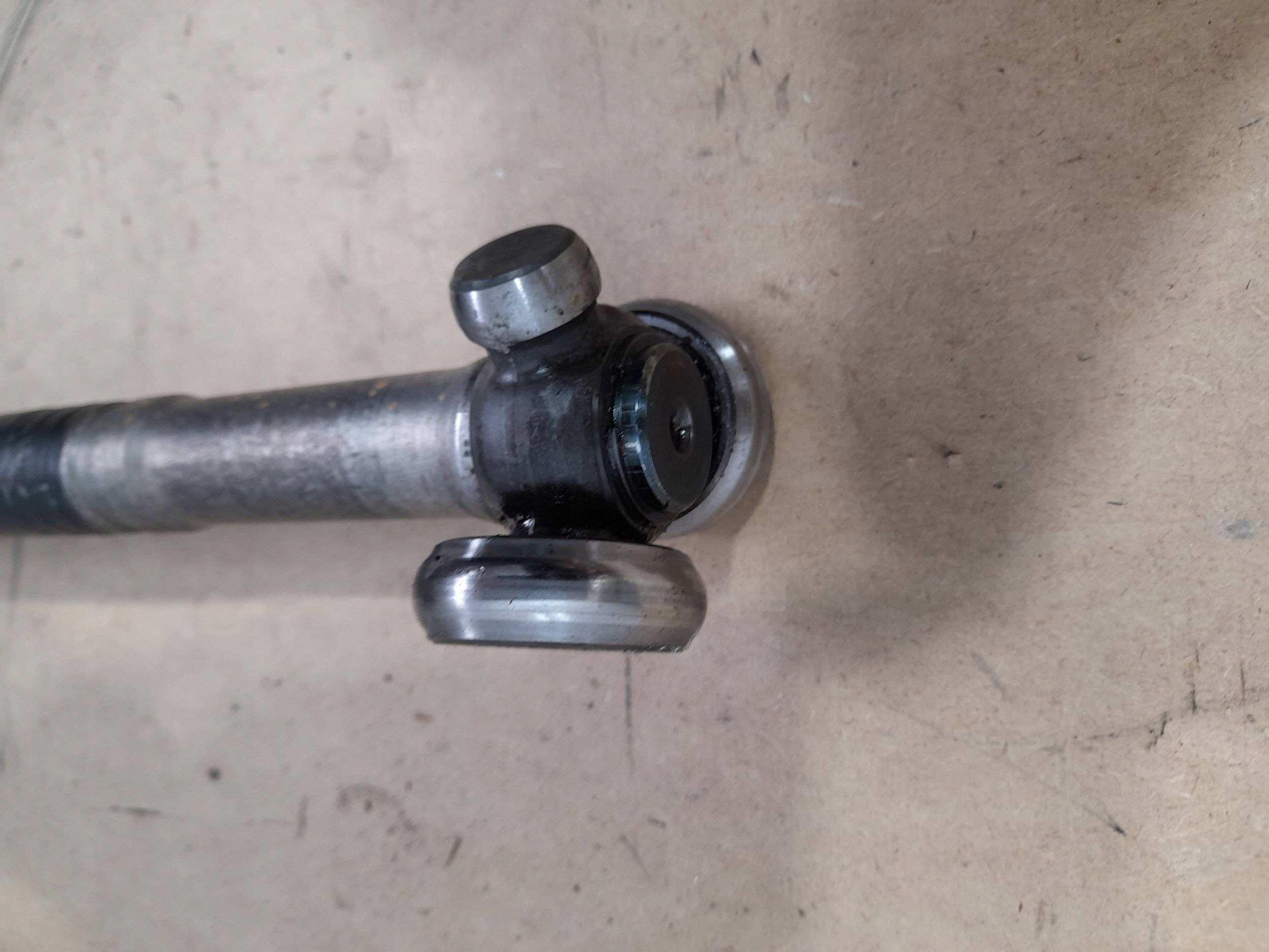 Toyota RAV 4 / 2,5 H semi-axis front right (A681)