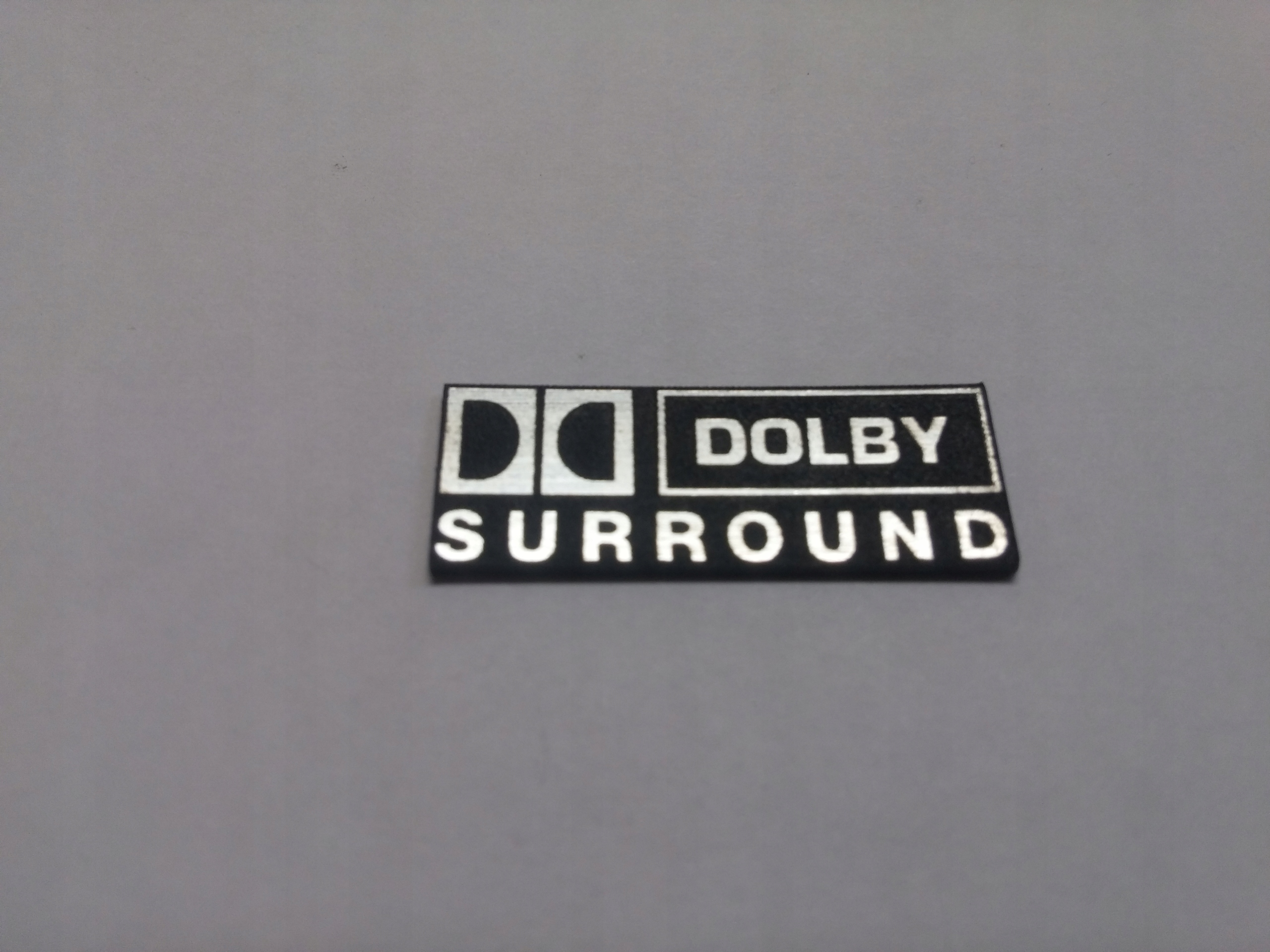 

Dolby Surround naklejka emblemat 29 x 11mm*SREBRNA