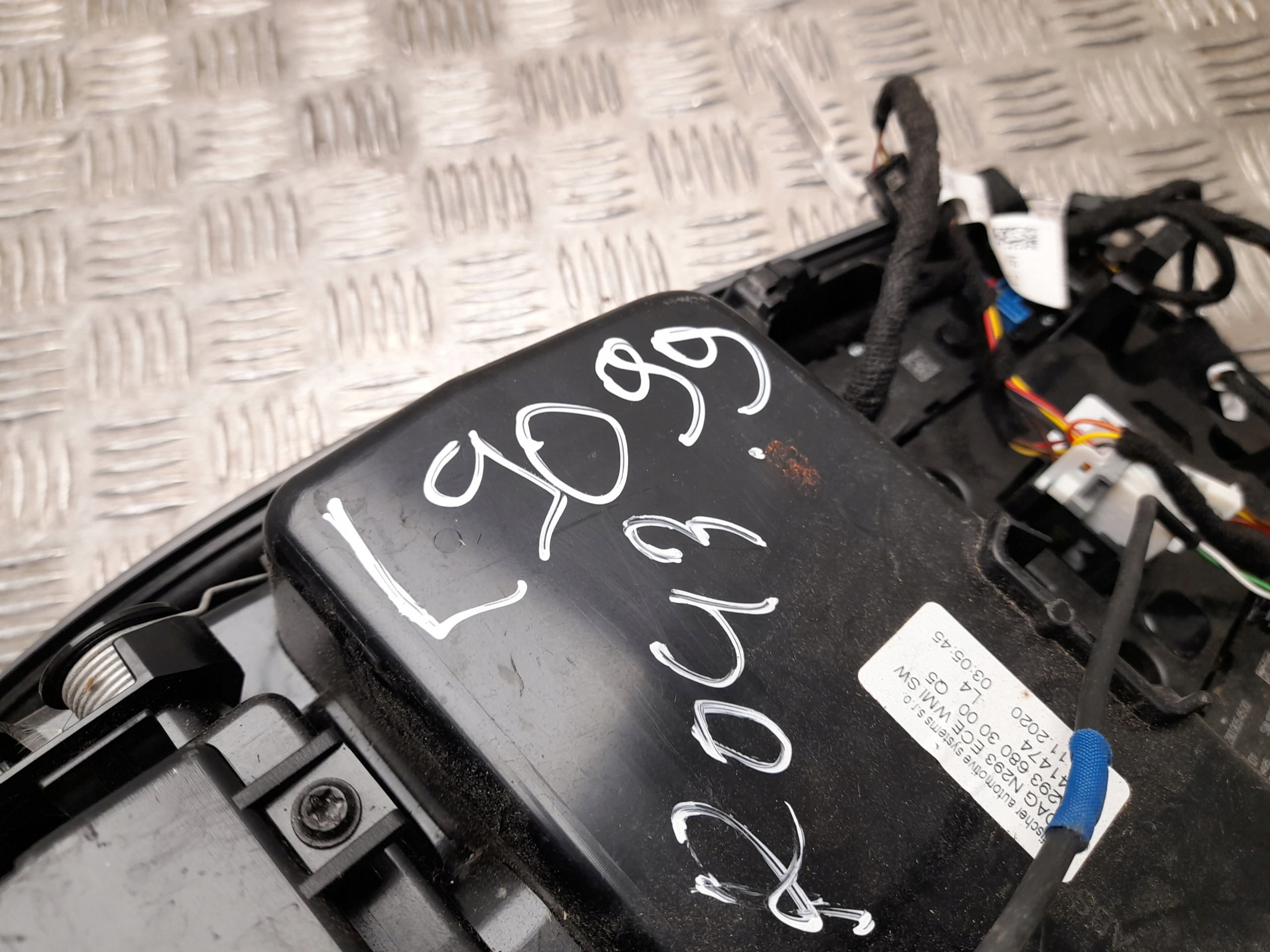 центральная консоль mercedes-benz EQC 2020 A2936803000