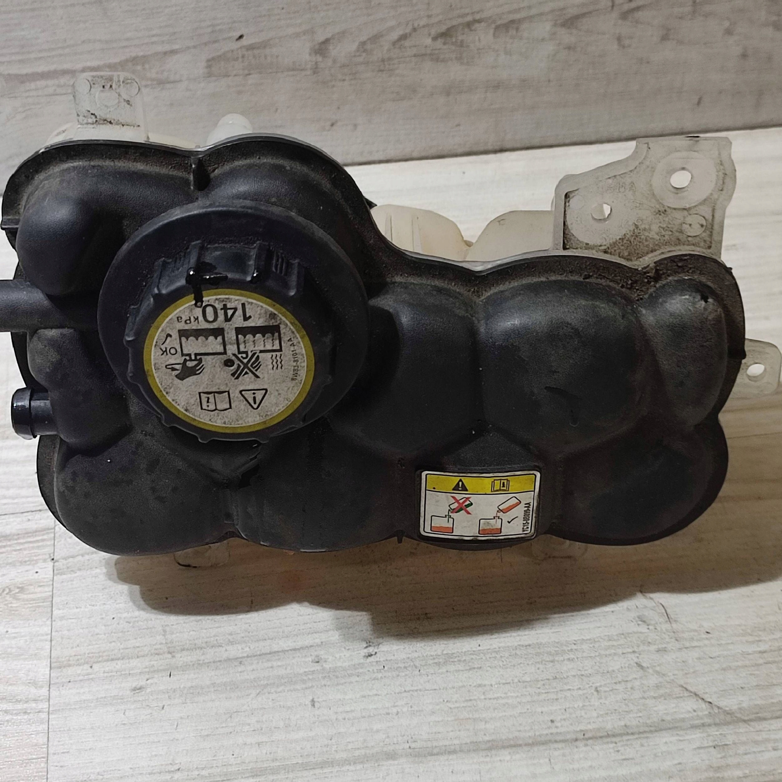 Réservoir eau Jaguar F-Pace YC158B099AA