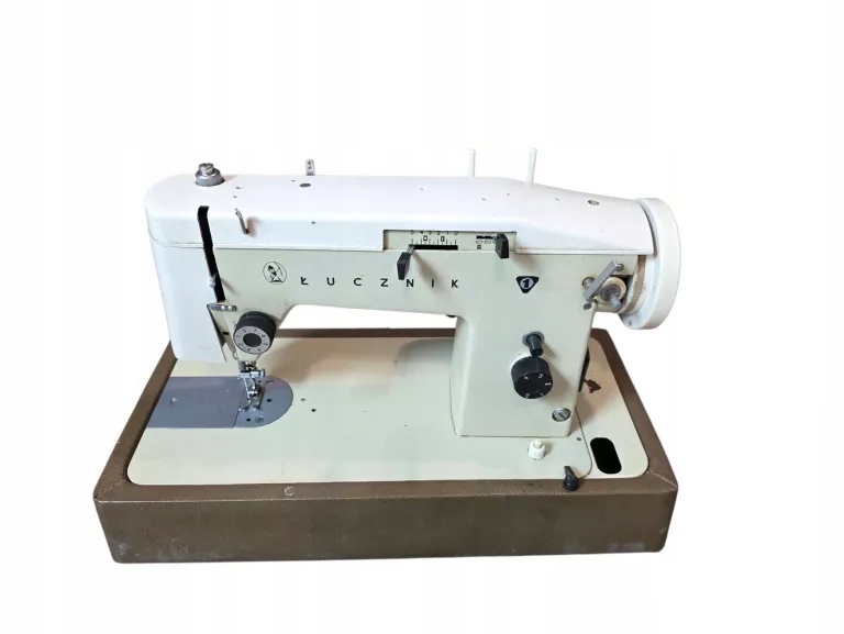 MASZYNA DO SZYCIA ŁUCZNIK 466 + KUFER
