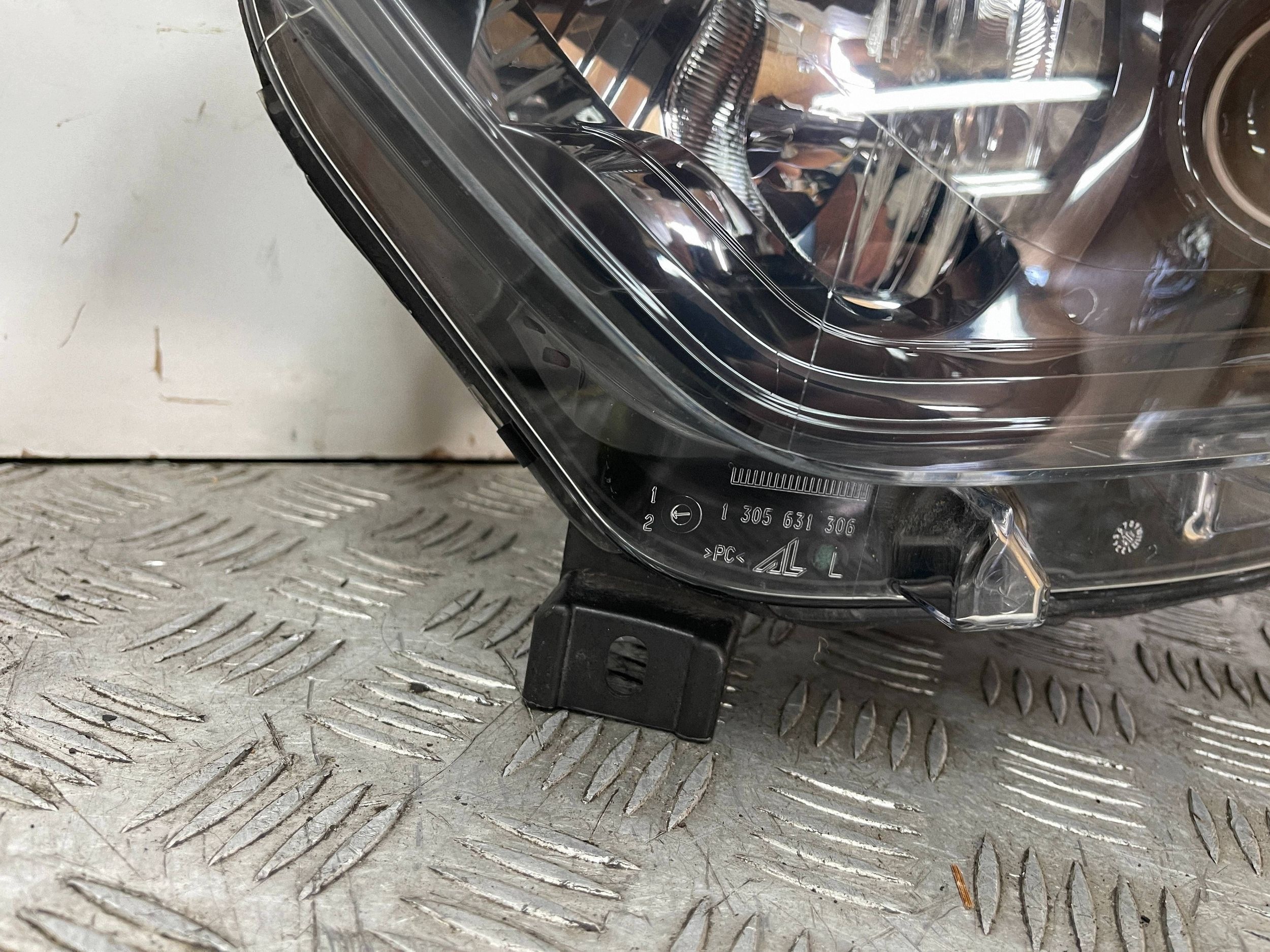 REFLEKTOR light front left RENAULT CAPTUR 1 260607817R