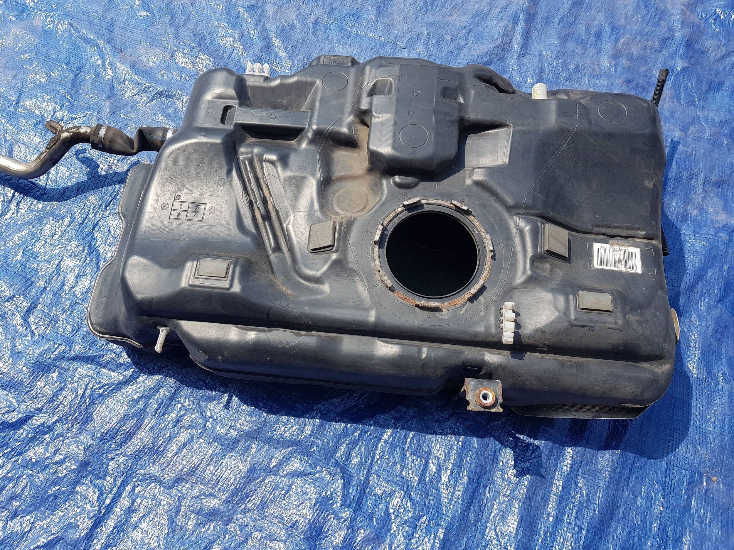 tank Mercedes CLA W117 W246 2464702701B