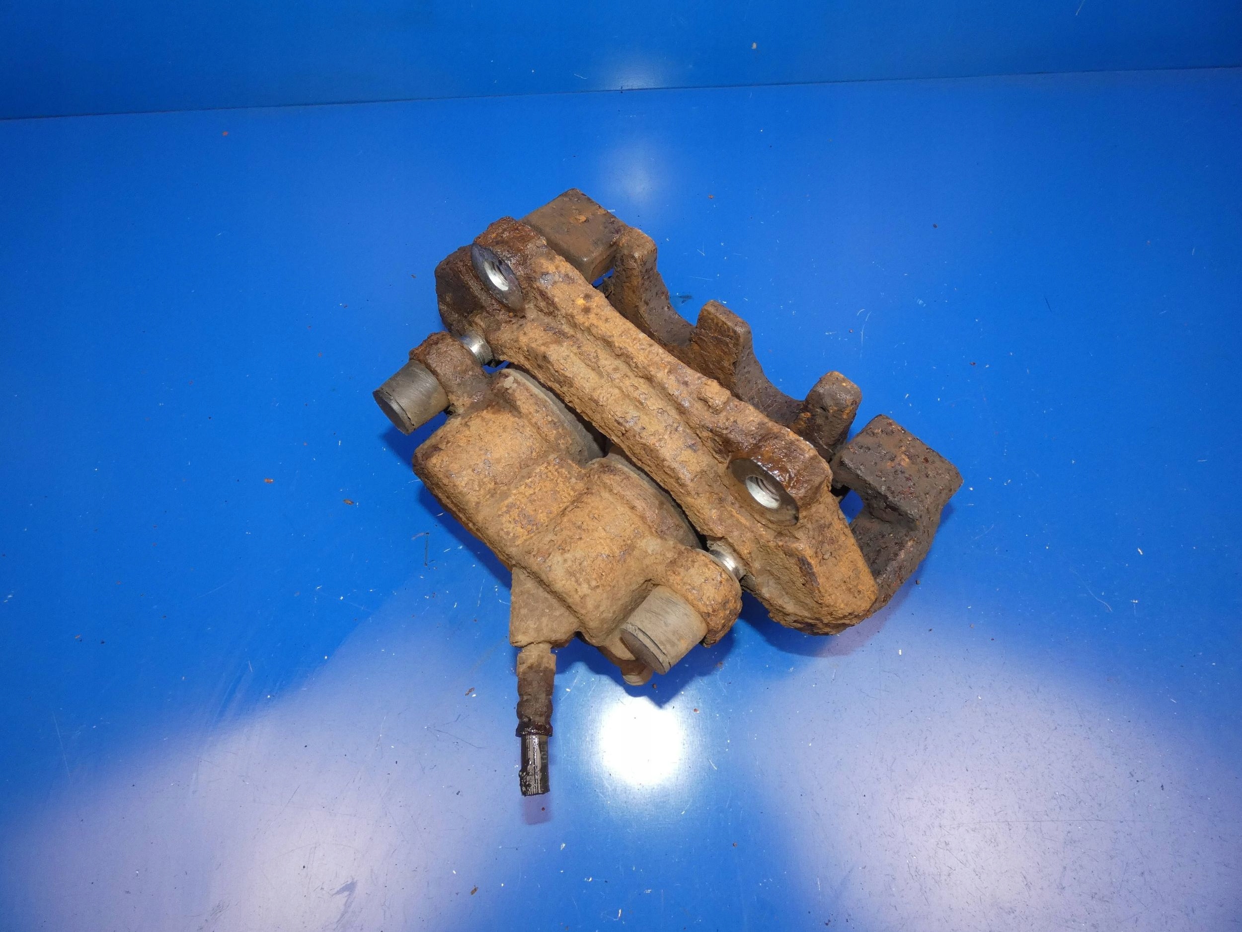 VOLVO XC60 and caliper brake left front front KOROZJA as for FOTO