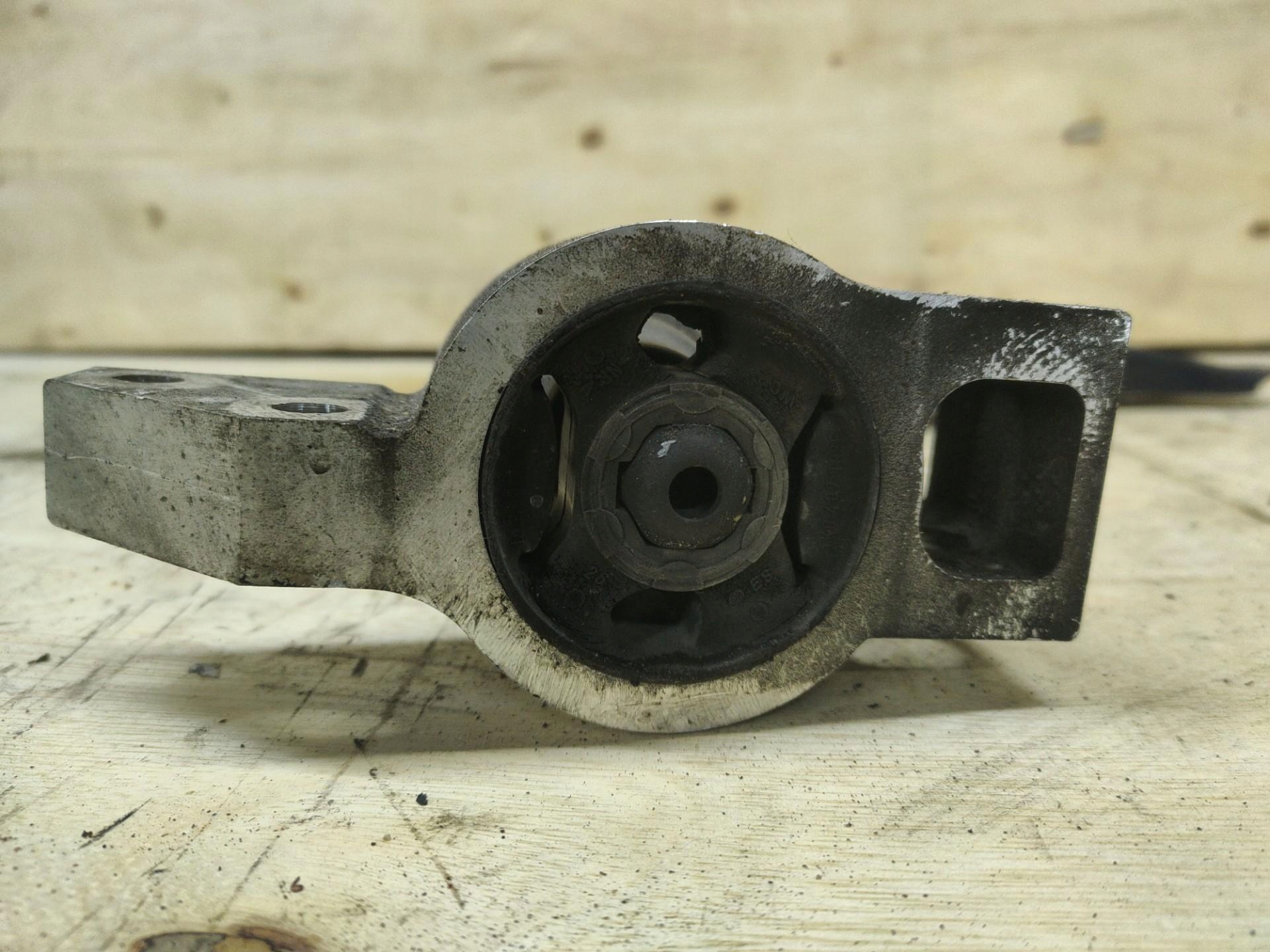 arm front right side Volkswagen Touran 2nd facelift 2013 1K0199232J