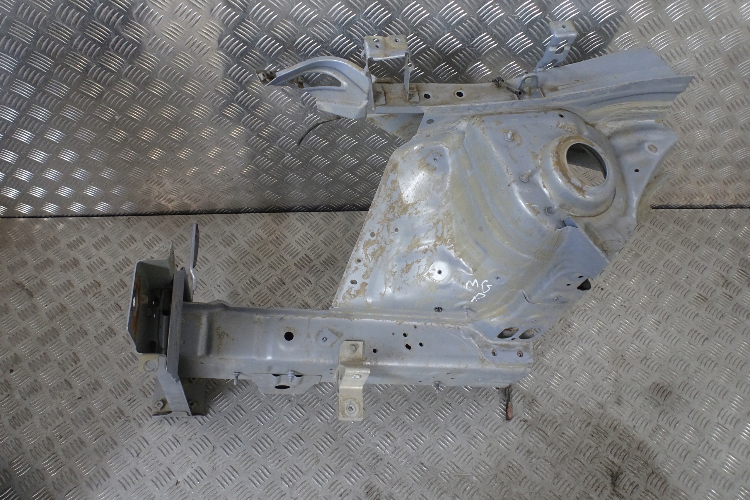 MG Marvel R лонжерон передняя правая четверть фартук 2022-