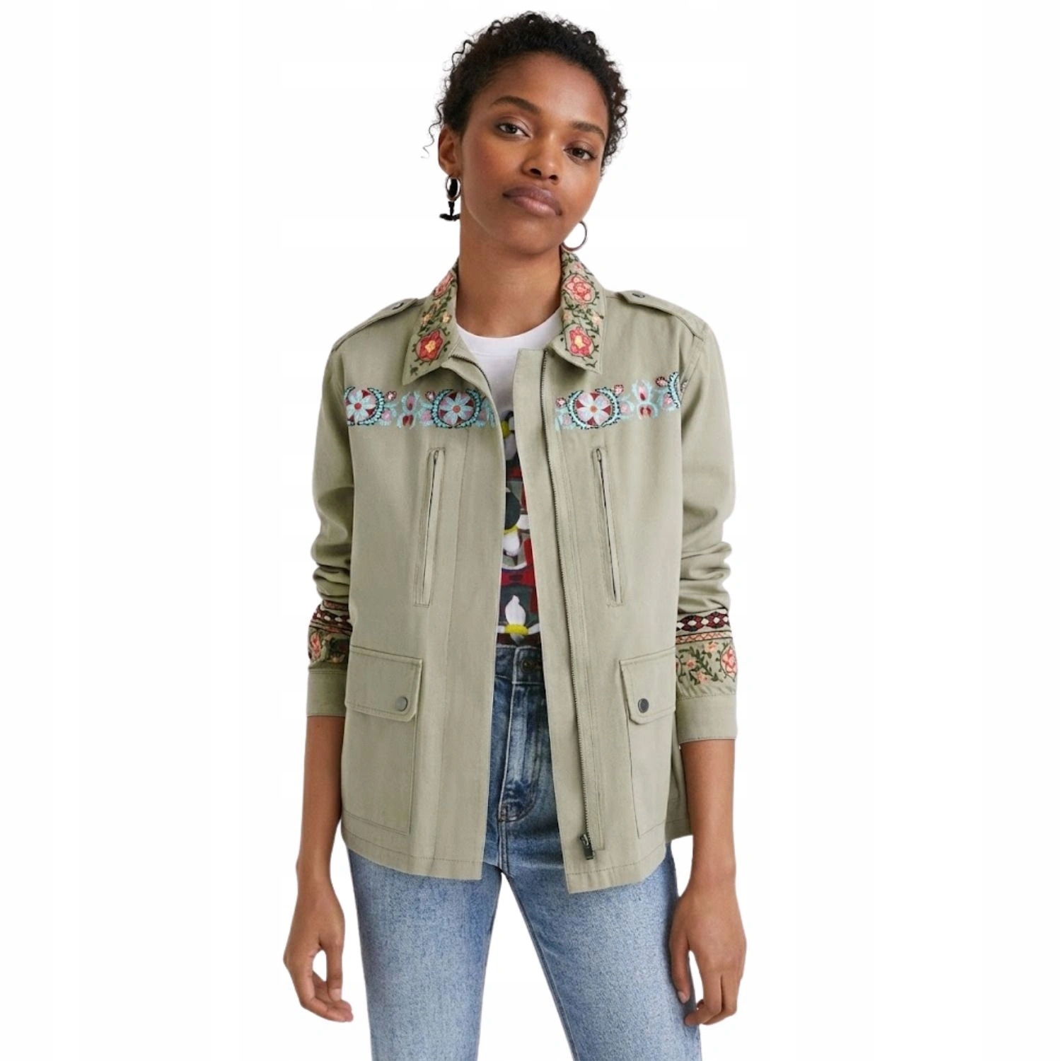 Dámská bunda Desigual Amore bavlněná s výšivkami a nášivkami khaki vel.