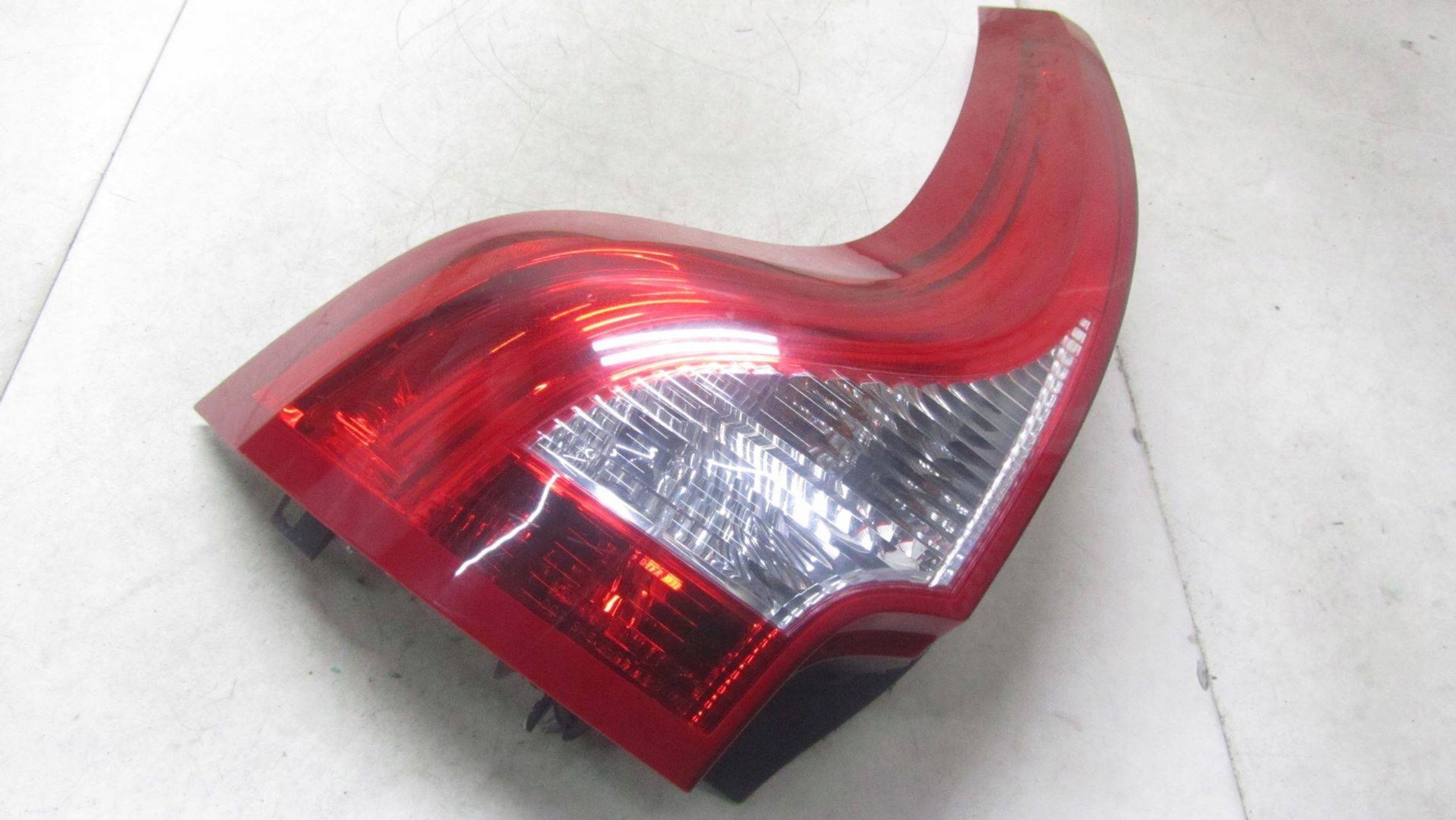 VOLVO XC60 LAMPA LEWA TYŁ TYLNA 08-13 Numer katalogowy części GIS51858
