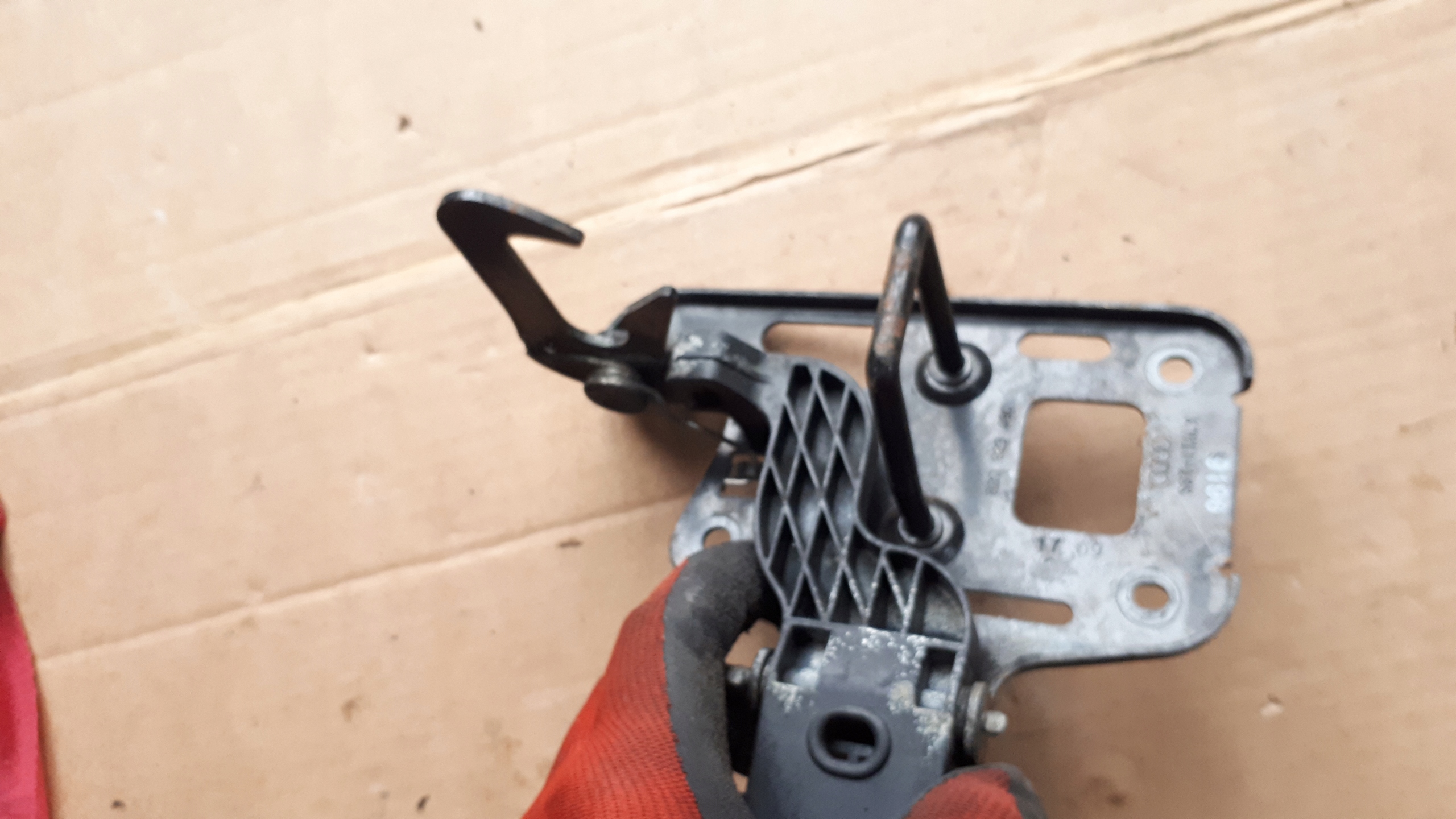 Q5 8R RYGIEL bonnet latch lock front 8R0823480