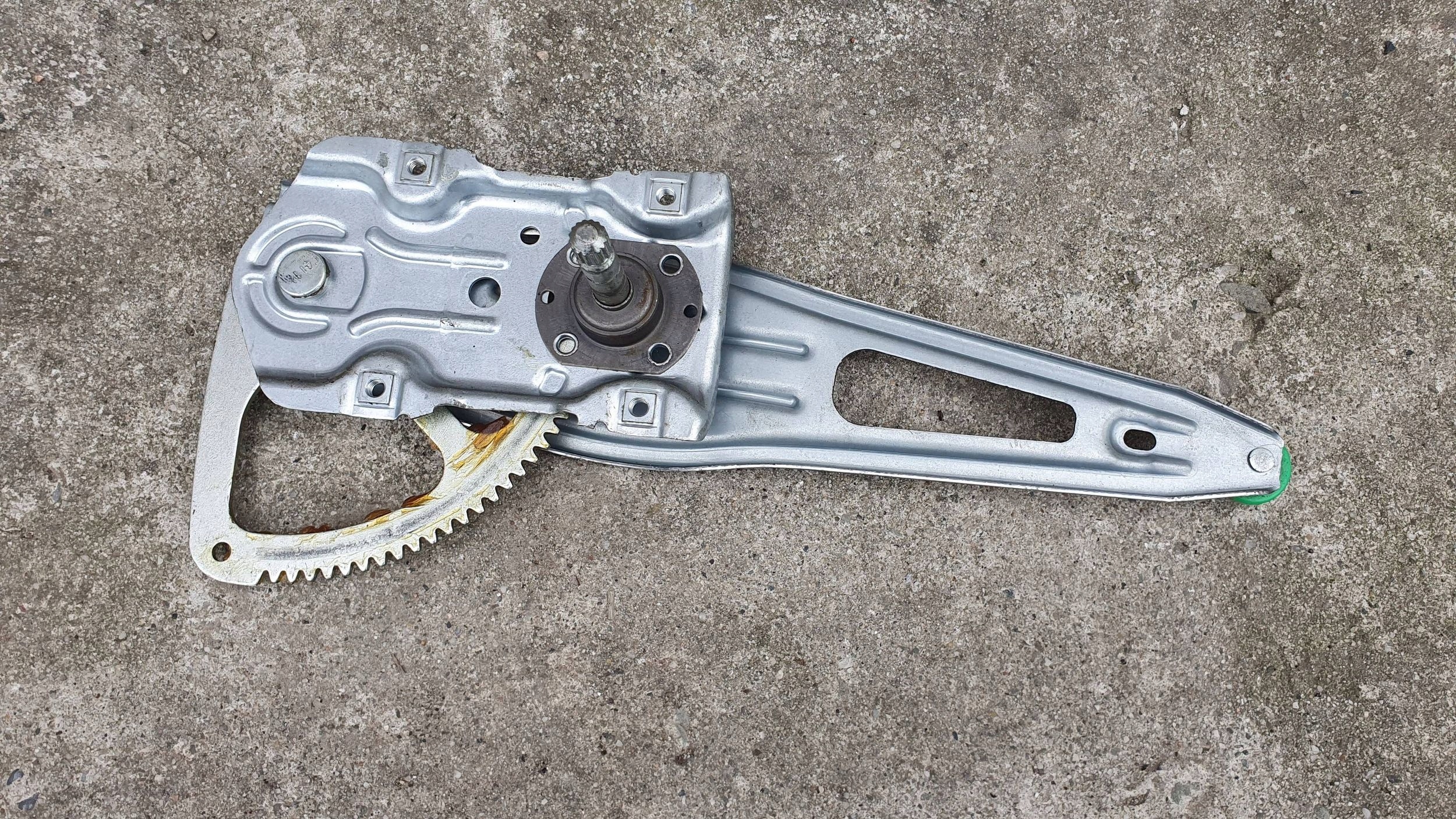 Toyota Yaris II 2 window regulator right rear part