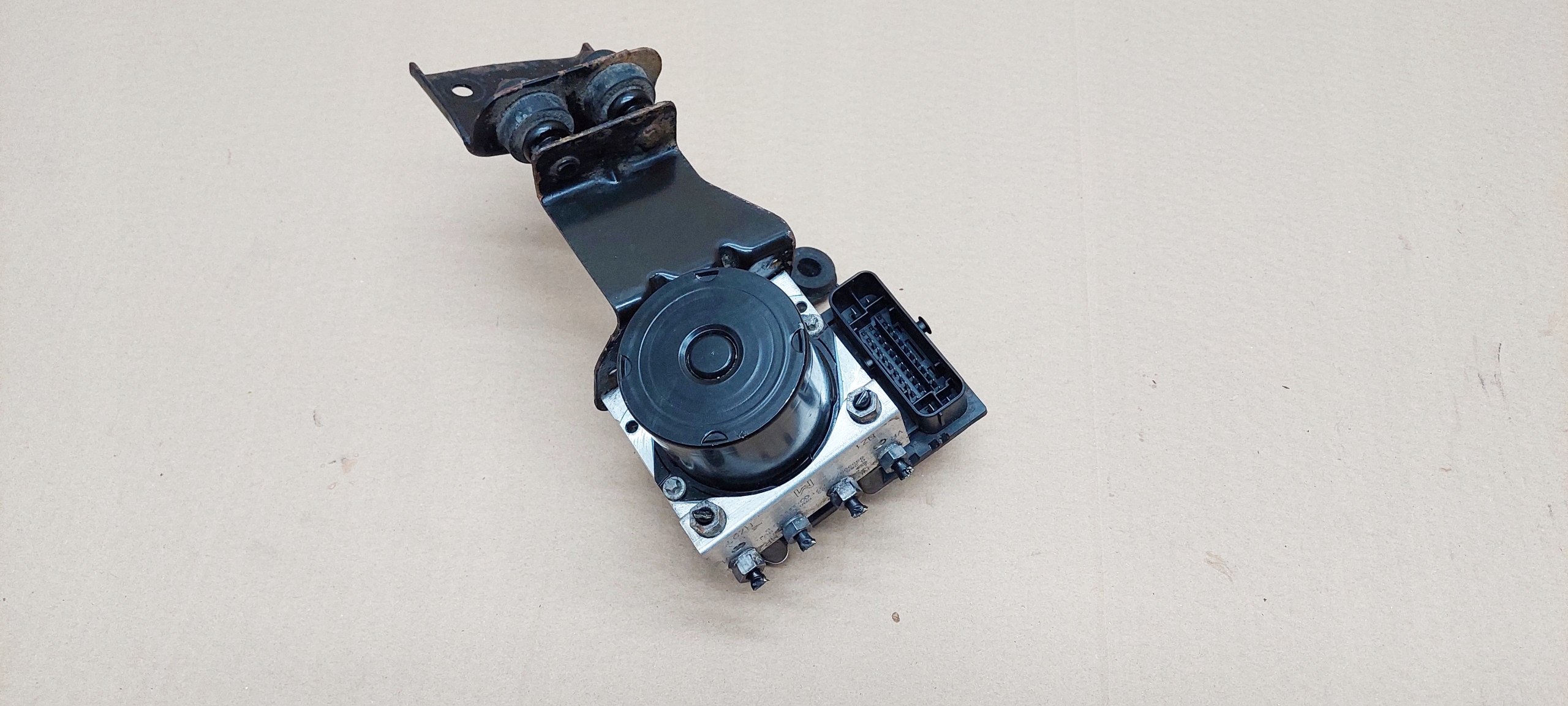 6R0907379L - Насос ABS Skoda Fabia II